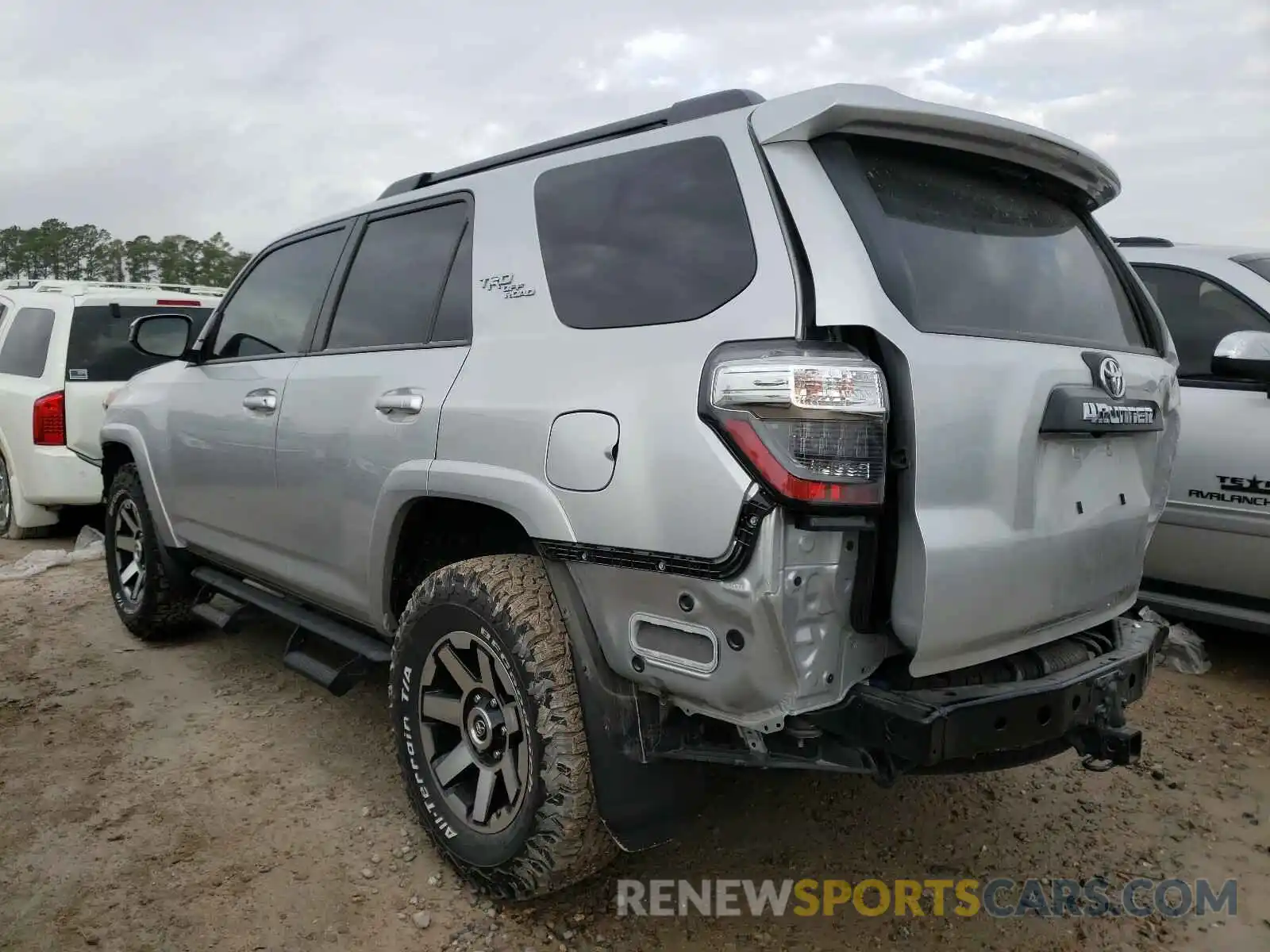 3 Photograph of a damaged car JTEBU5JR5L5778529 TOYOTA 4RUNNER 2020