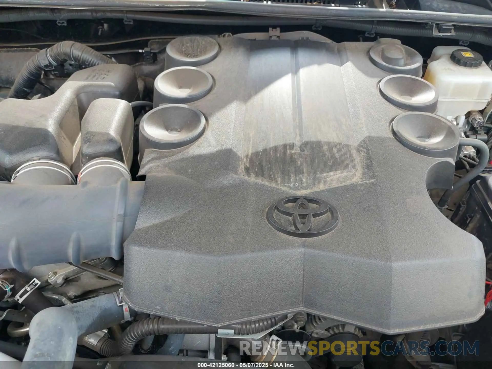 10 Photograph of a damaged car JTEBU5JR5L5798666 TOYOTA 4RUNNER 2020