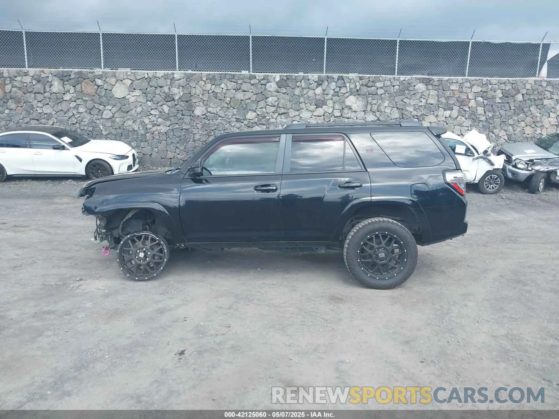14 Photograph of a damaged car JTEBU5JR5L5798666 TOYOTA 4RUNNER 2020