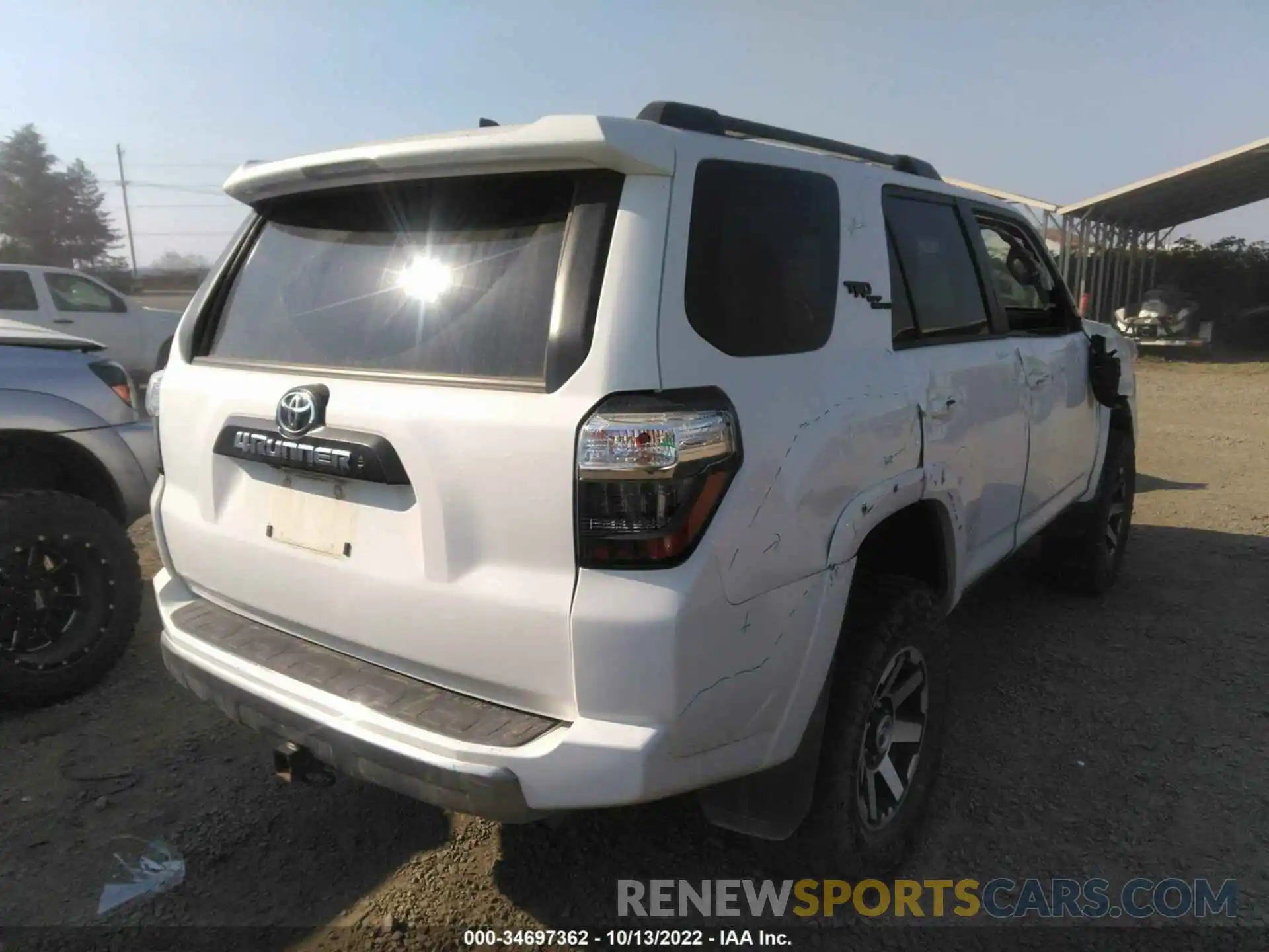 4 Photograph of a damaged car JTEBU5JR6L5763960 TOYOTA 4RUNNER 2020