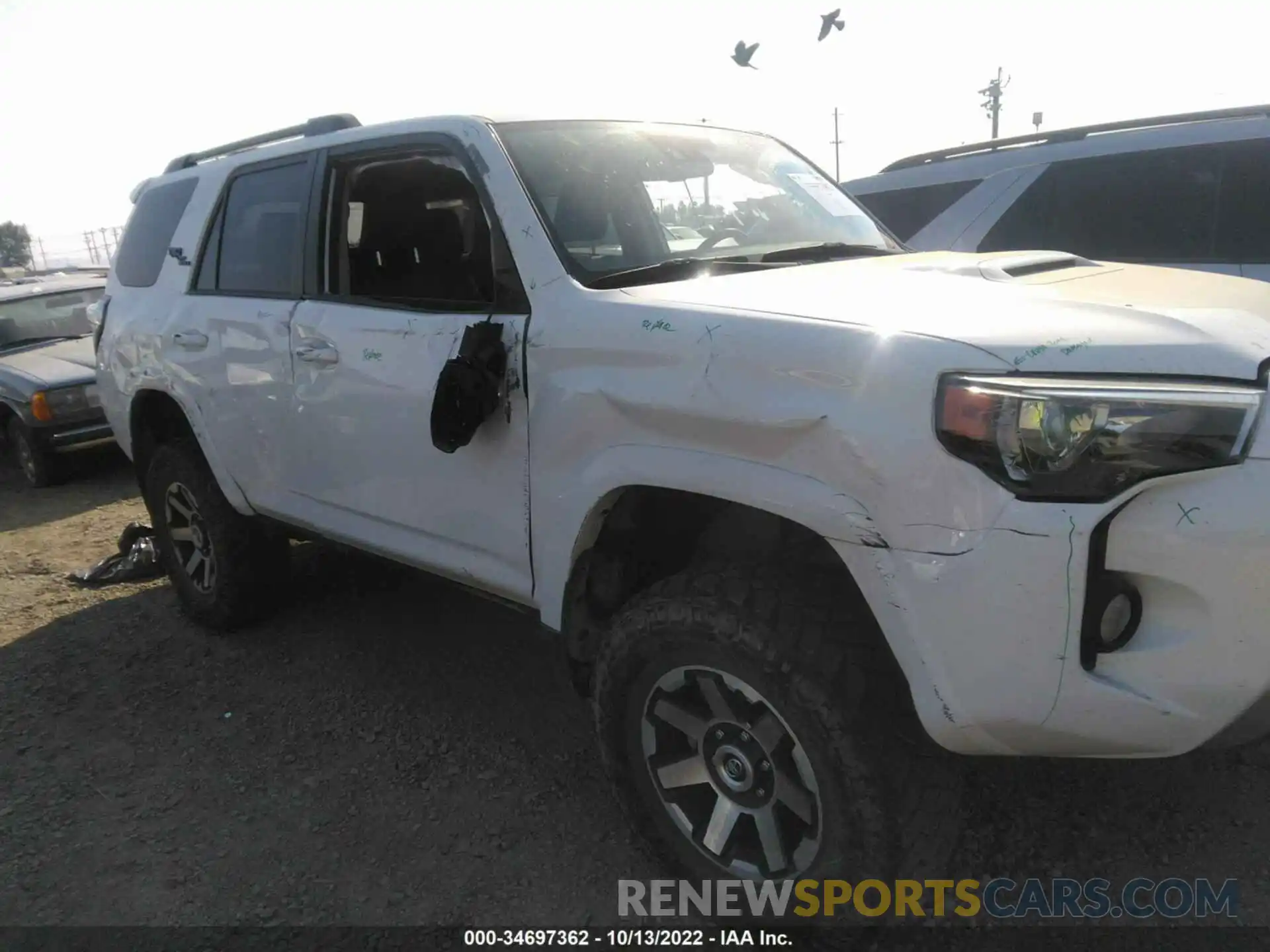 6 Photograph of a damaged car JTEBU5JR6L5763960 TOYOTA 4RUNNER 2020