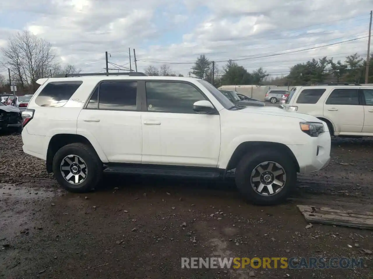 4 Photograph of a damaged car JTEBU5JR6L5782167 TOYOTA 4RUNNER 2020