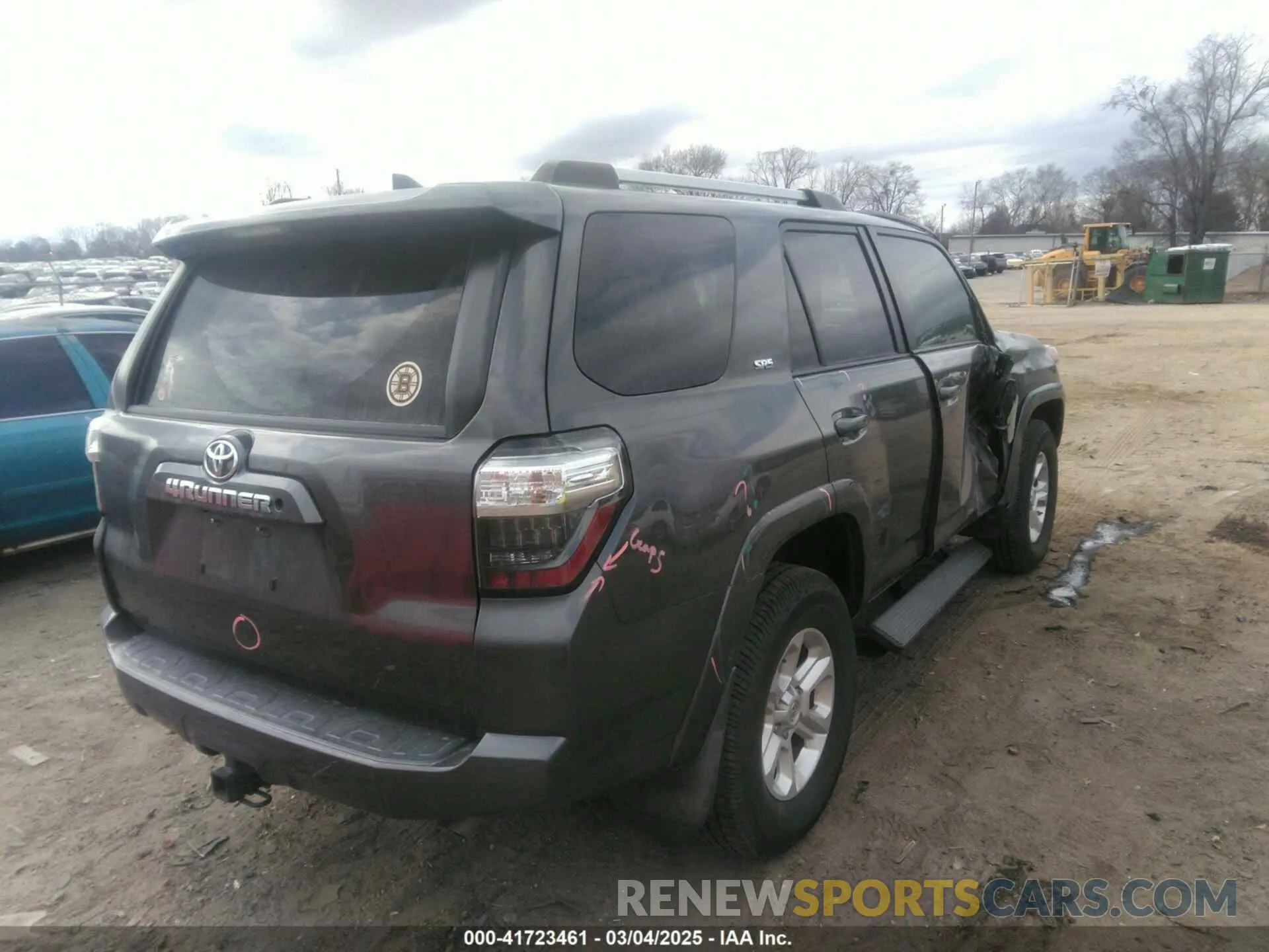 4 Photograph of a damaged car JTEBU5JR6L5782542 TOYOTA 4RUNNER 2020