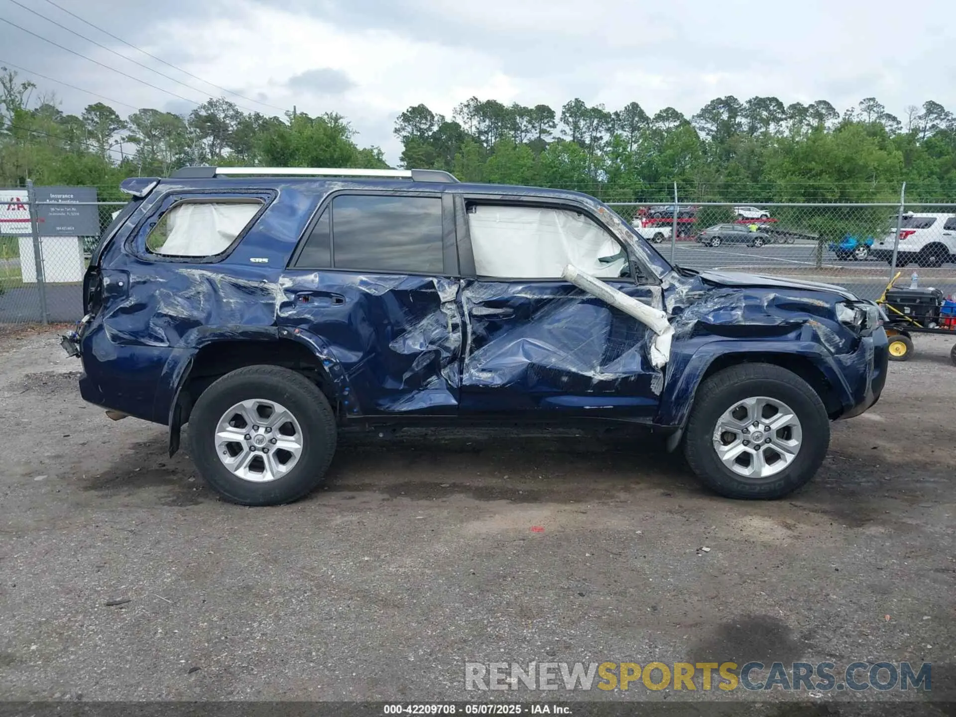 13 Photograph of a damaged car JTEBU5JR7L5740963 TOYOTA 4RUNNER 2020