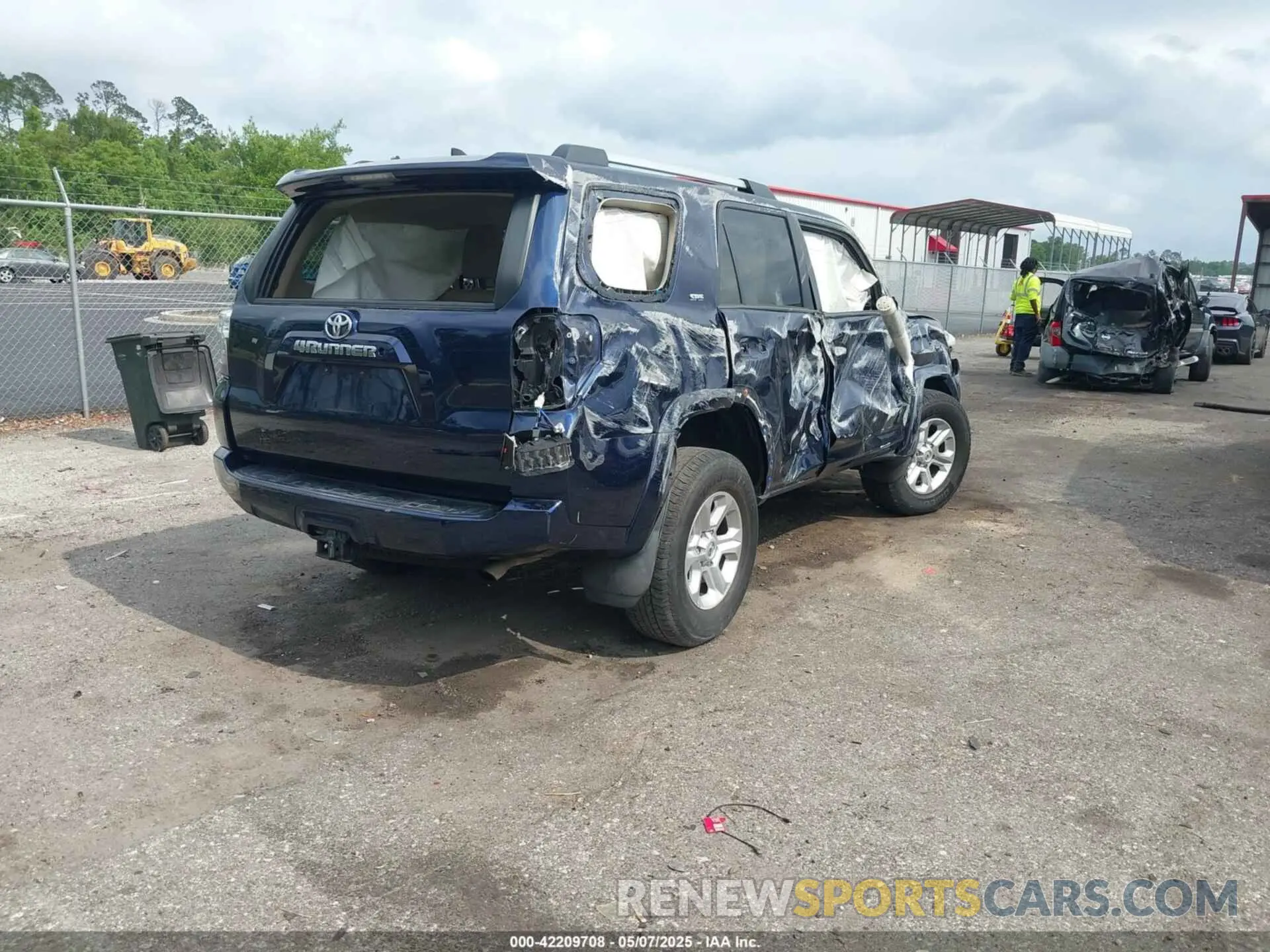 4 Photograph of a damaged car JTEBU5JR7L5740963 TOYOTA 4RUNNER 2020