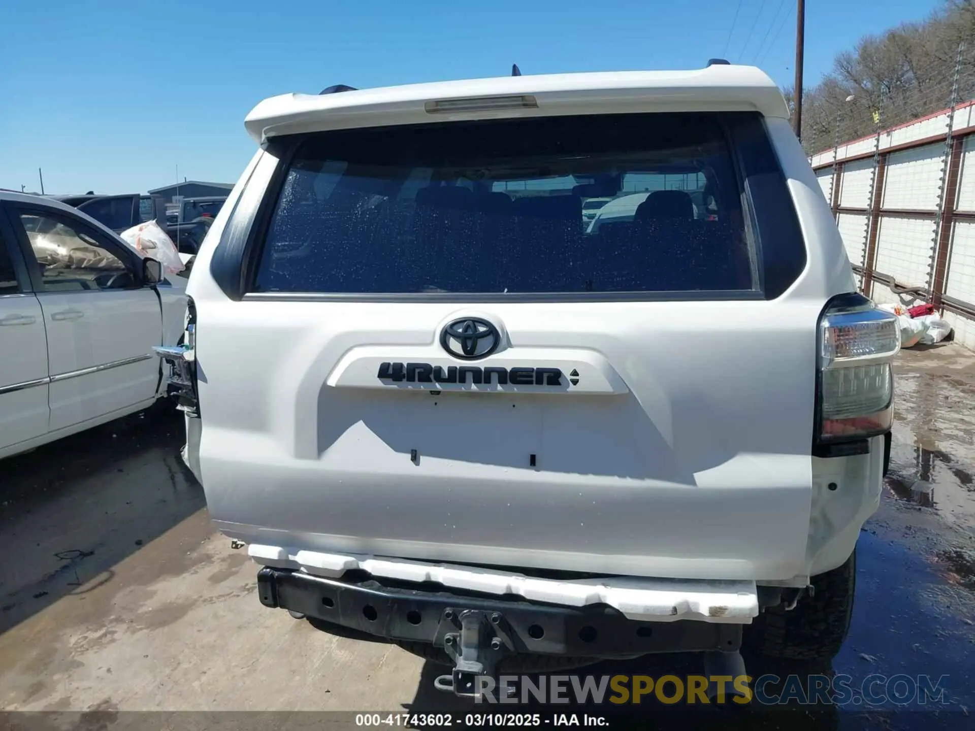 17 Photograph of a damaged car JTEBU5JR7L5742311 TOYOTA 4RUNNER 2020