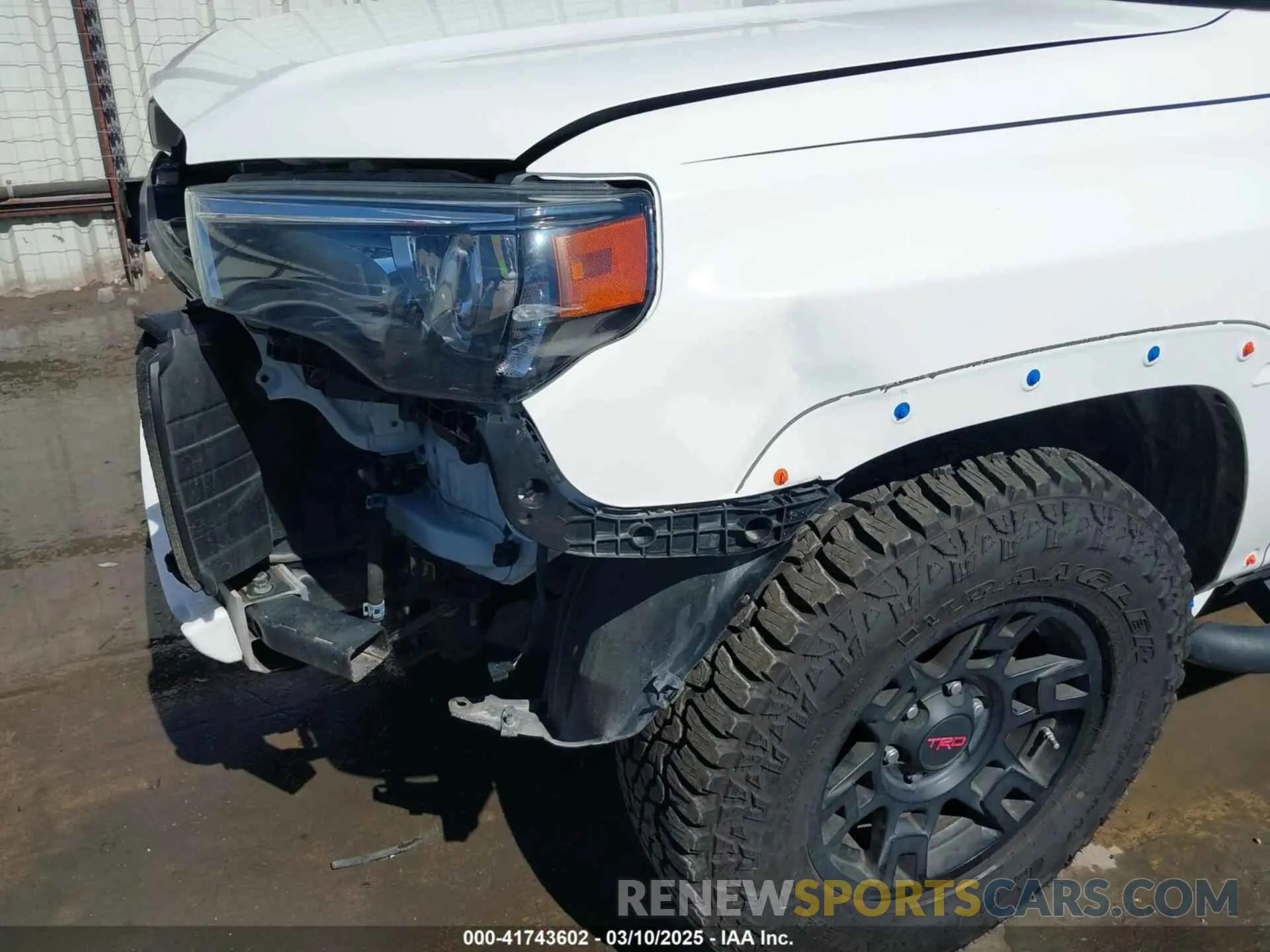 18 Photograph of a damaged car JTEBU5JR7L5742311 TOYOTA 4RUNNER 2020