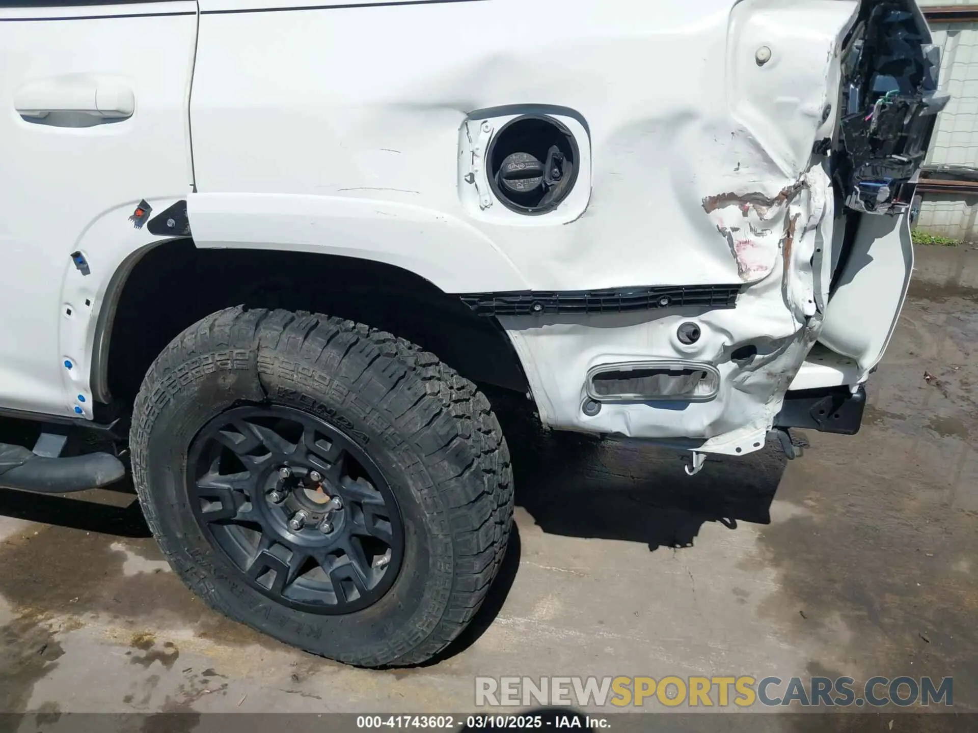 6 Photograph of a damaged car JTEBU5JR7L5742311 TOYOTA 4RUNNER 2020