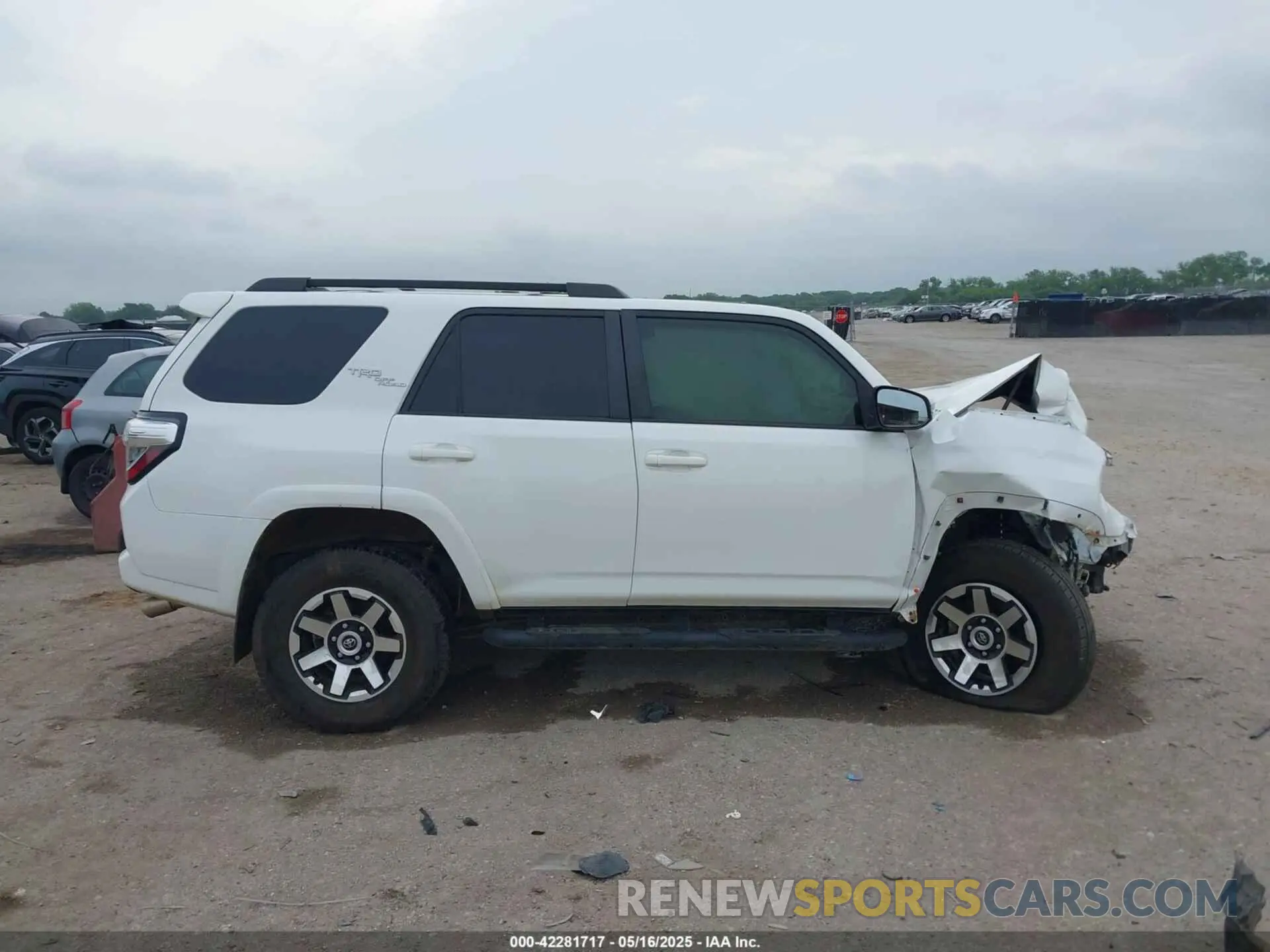 14 Photograph of a damaged car JTEBU5JR7L5772912 TOYOTA 4RUNNER 2020