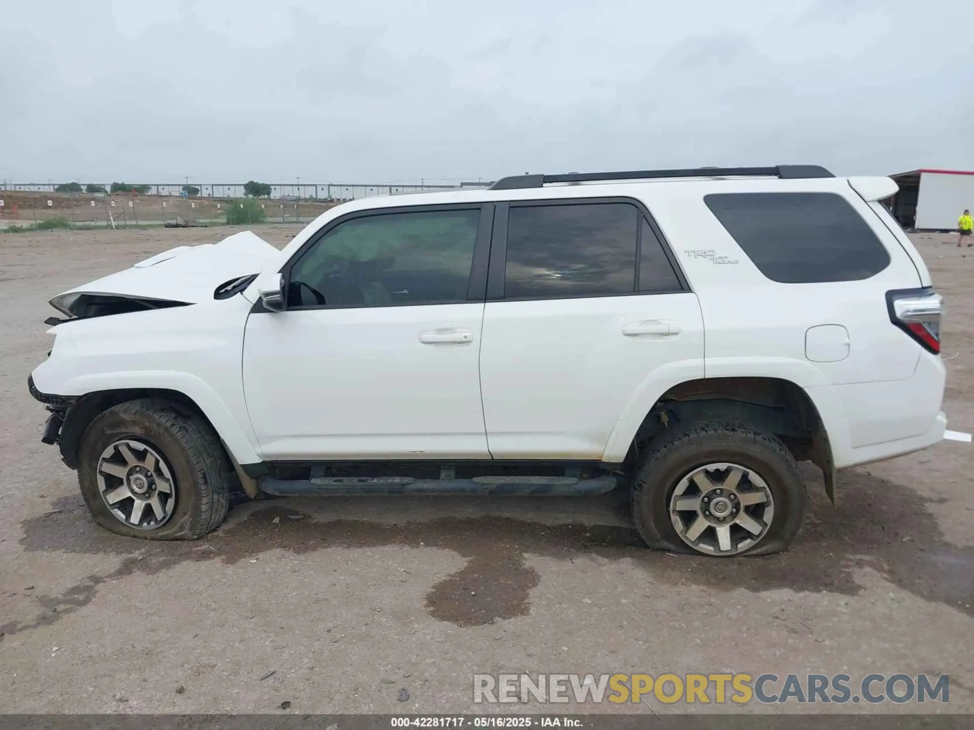 15 Photograph of a damaged car JTEBU5JR7L5772912 TOYOTA 4RUNNER 2020