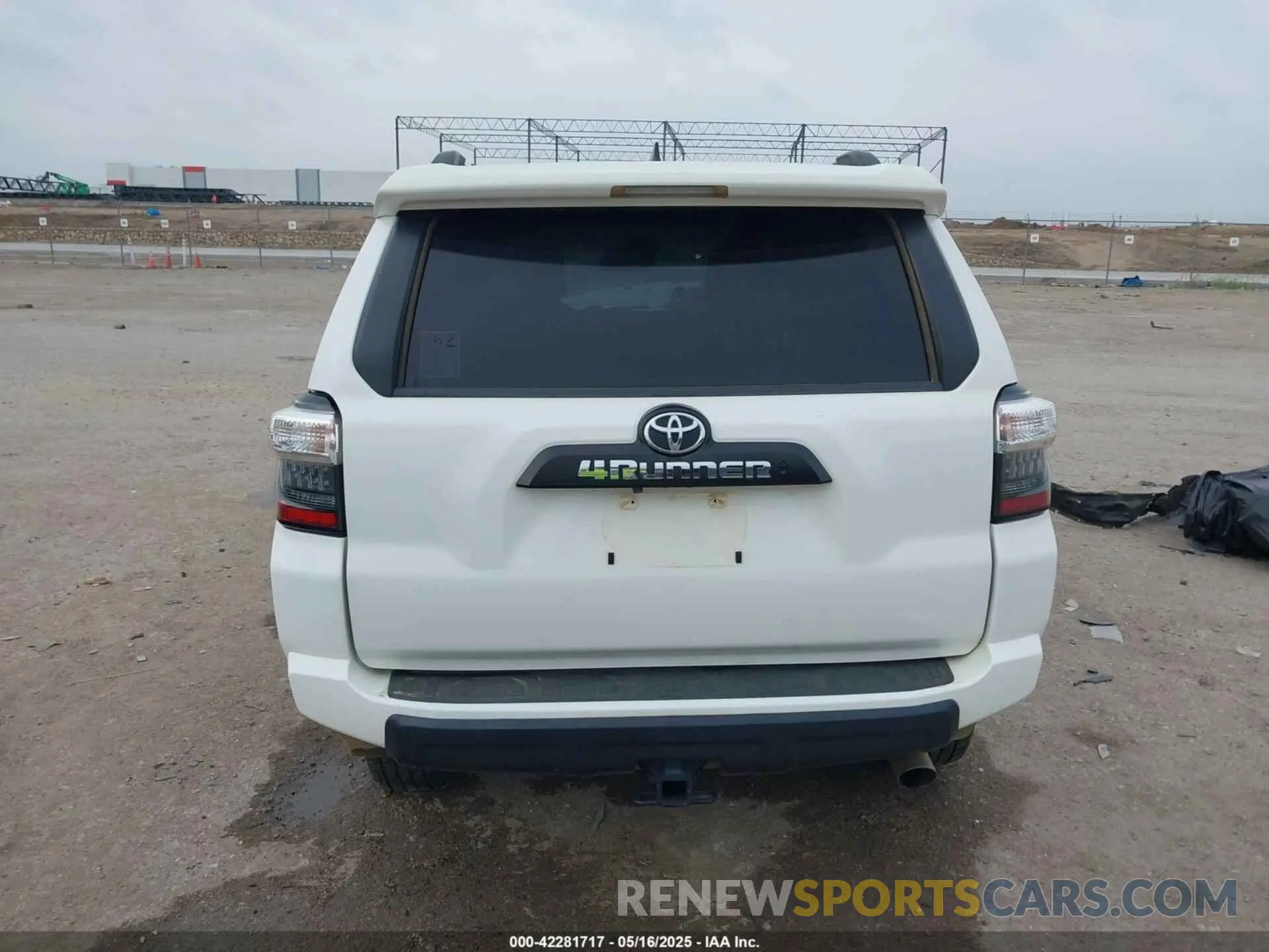 17 Photograph of a damaged car JTEBU5JR7L5772912 TOYOTA 4RUNNER 2020
