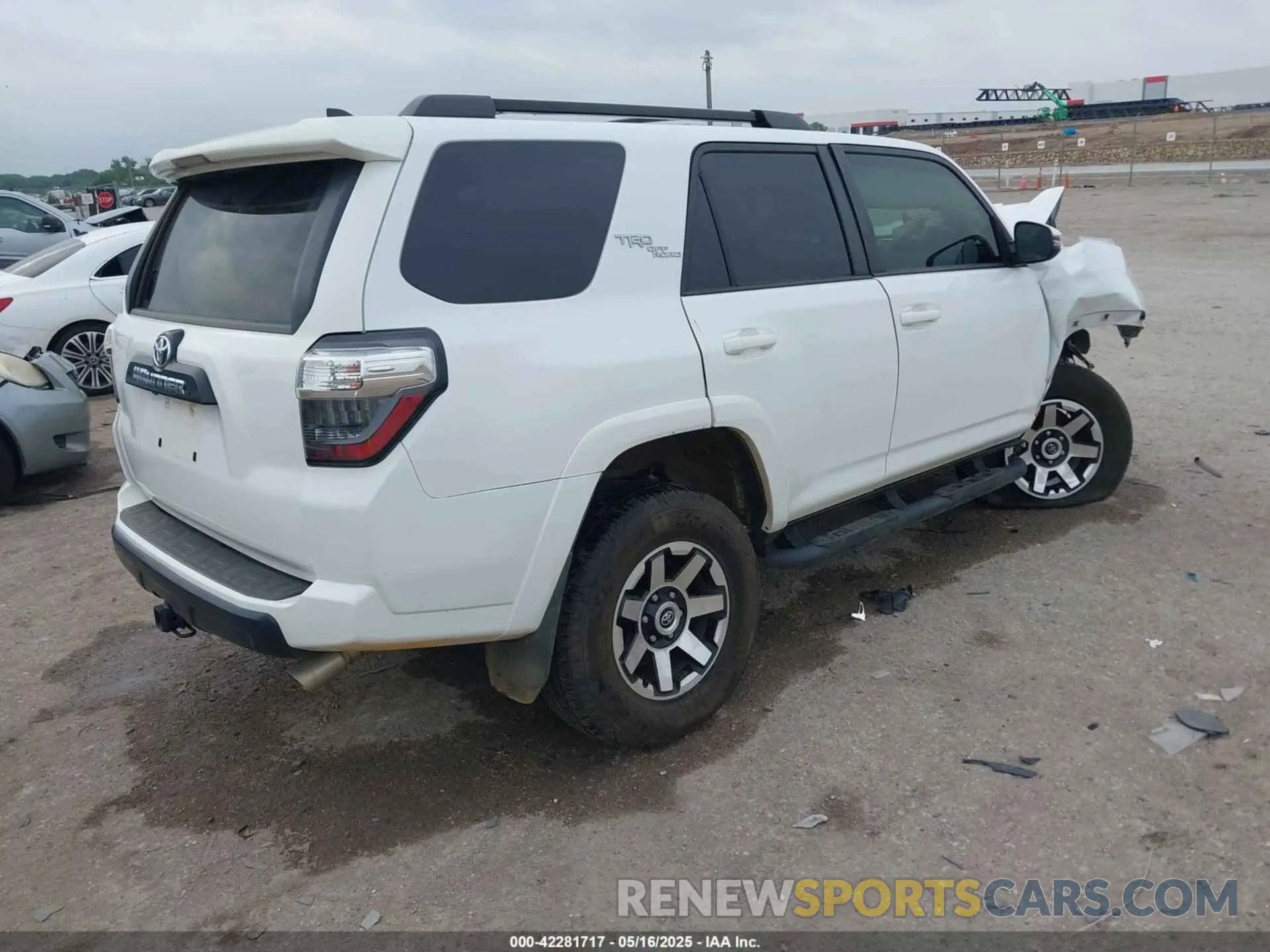 4 Photograph of a damaged car JTEBU5JR7L5772912 TOYOTA 4RUNNER 2020