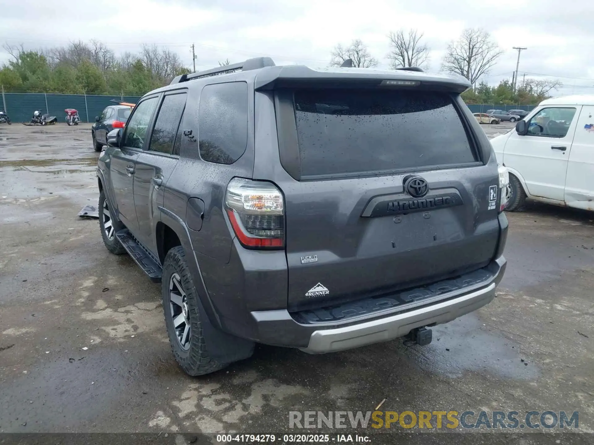 3 Photograph of a damaged car JTEBU5JR7L5778872 TOYOTA 4RUNNER 2020