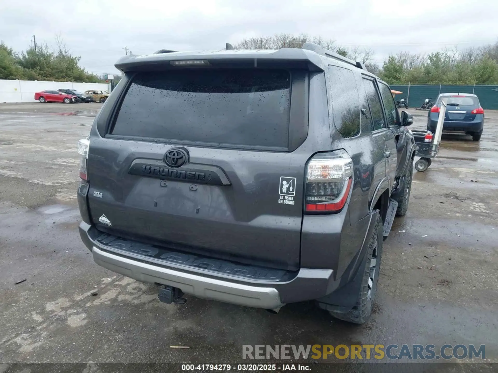4 Photograph of a damaged car JTEBU5JR7L5778872 TOYOTA 4RUNNER 2020