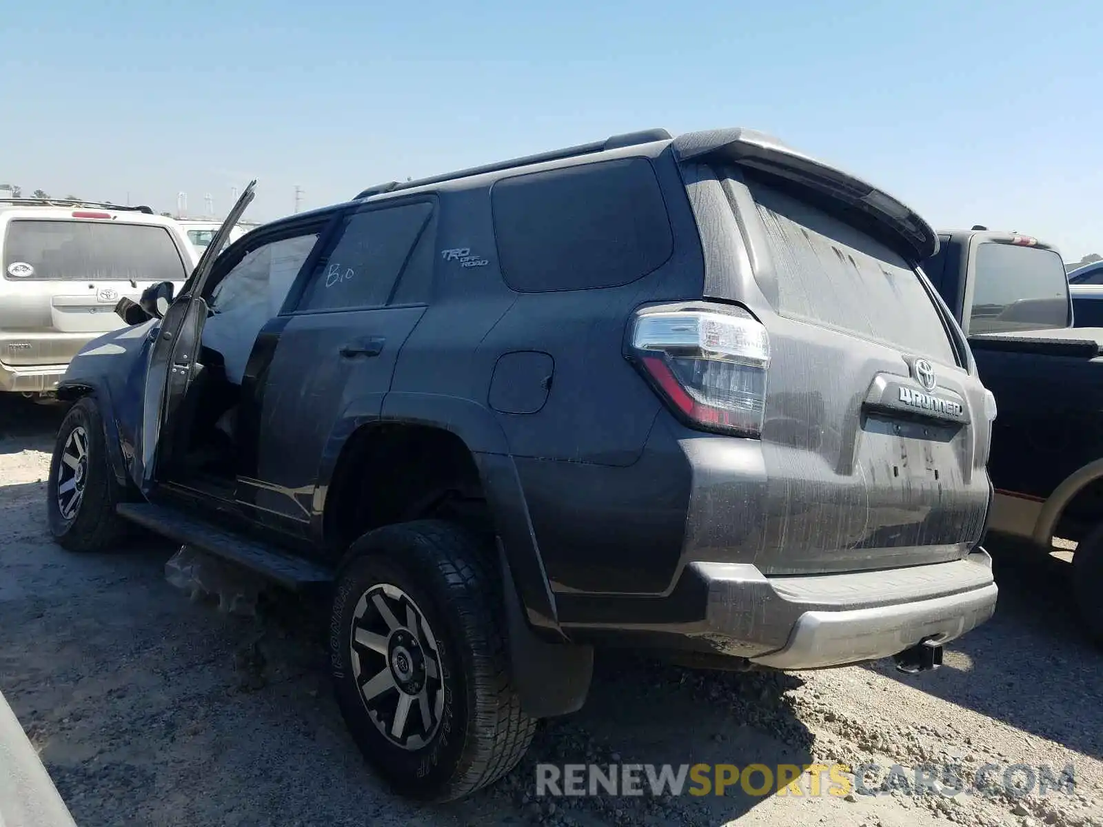 3 Photograph of a damaged car JTEBU5JR8L5755424 TOYOTA 4RUNNER 2020