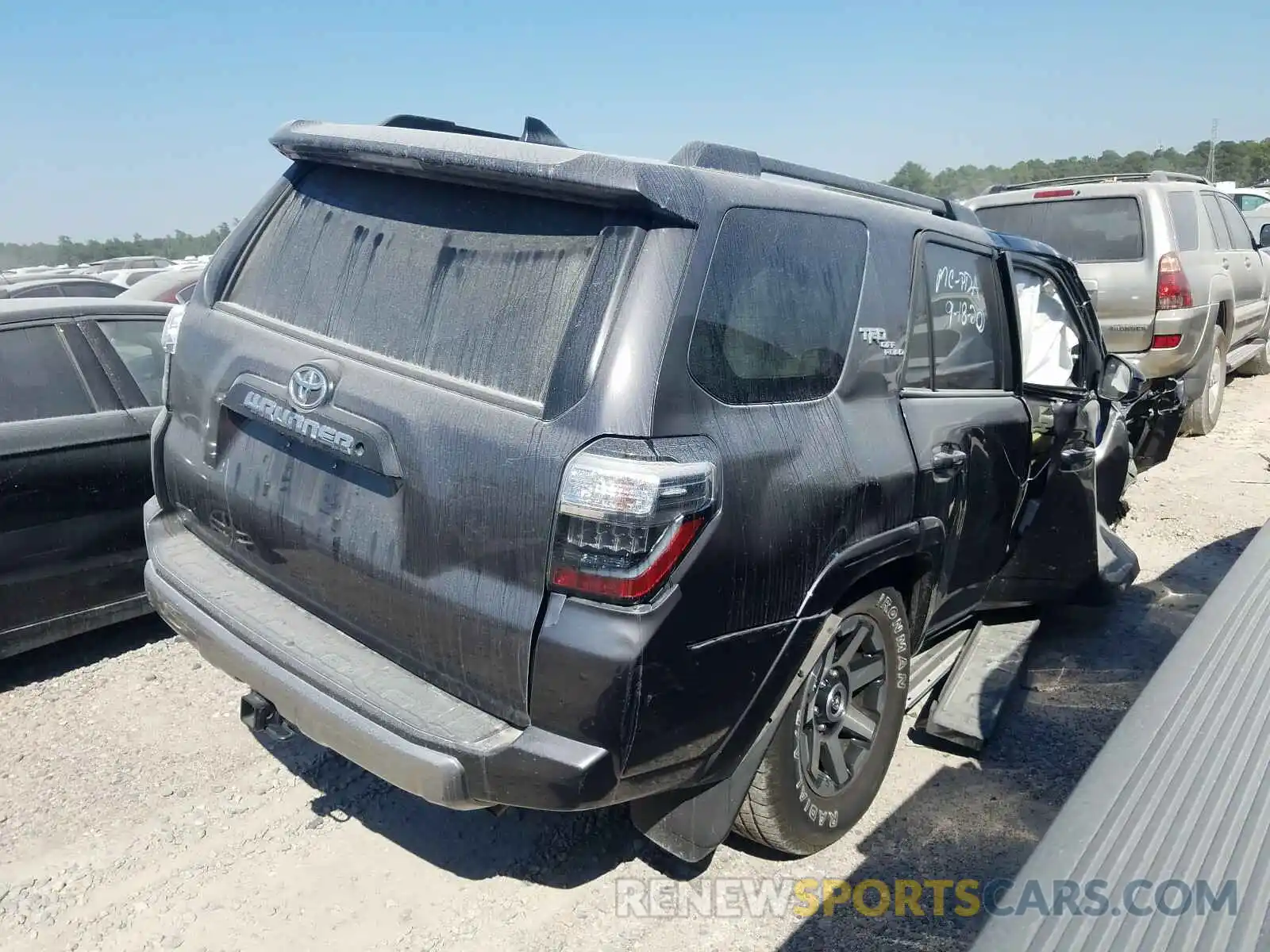 4 Photograph of a damaged car JTEBU5JR8L5755424 TOYOTA 4RUNNER 2020