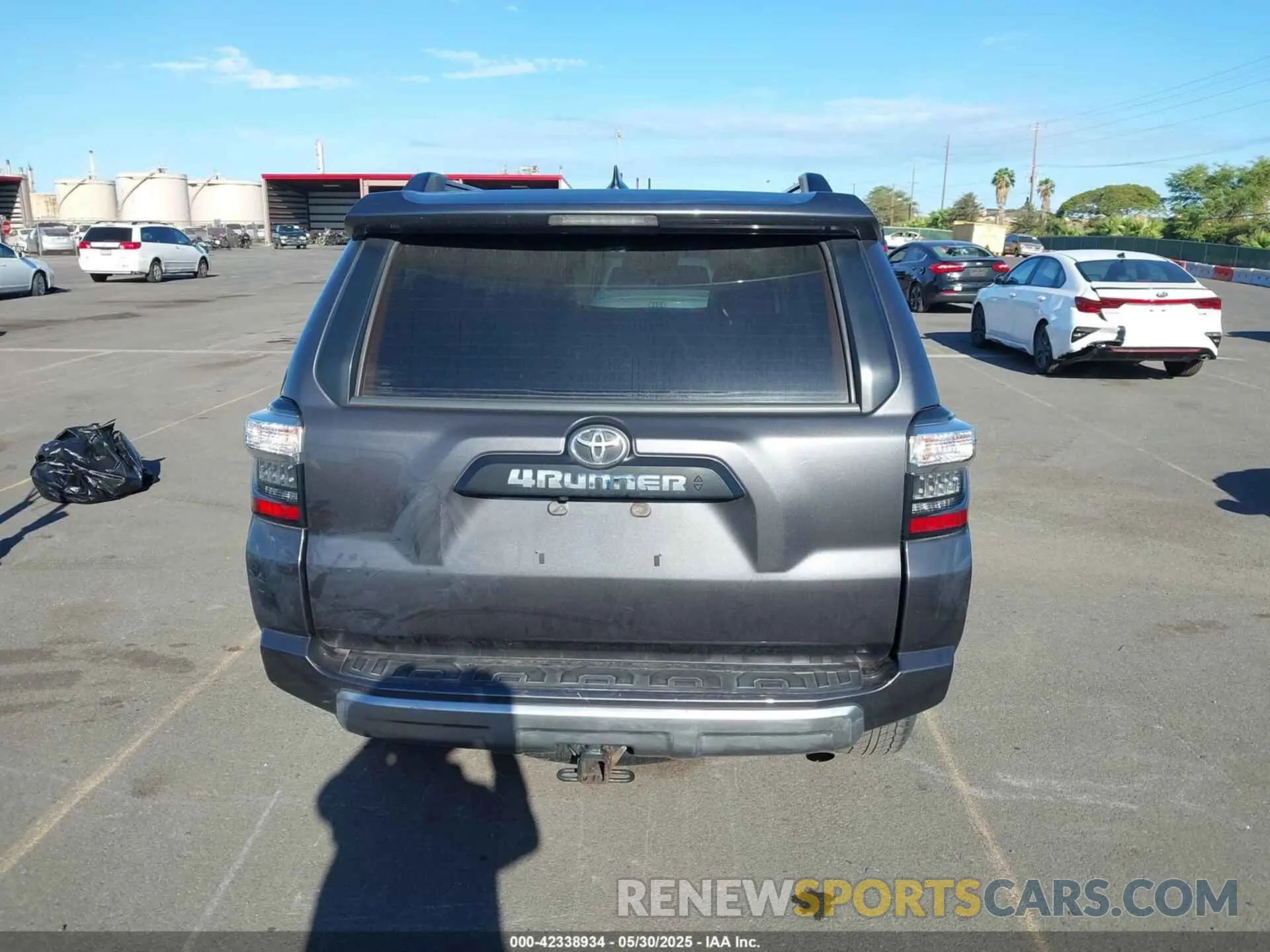 17 Photograph of a damaged car JTEBU5JR8L5769081 TOYOTA 4RUNNER 2020