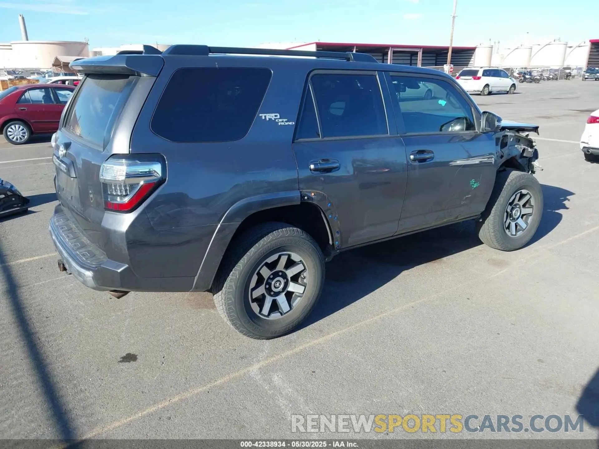 4 Photograph of a damaged car JTEBU5JR8L5769081 TOYOTA 4RUNNER 2020