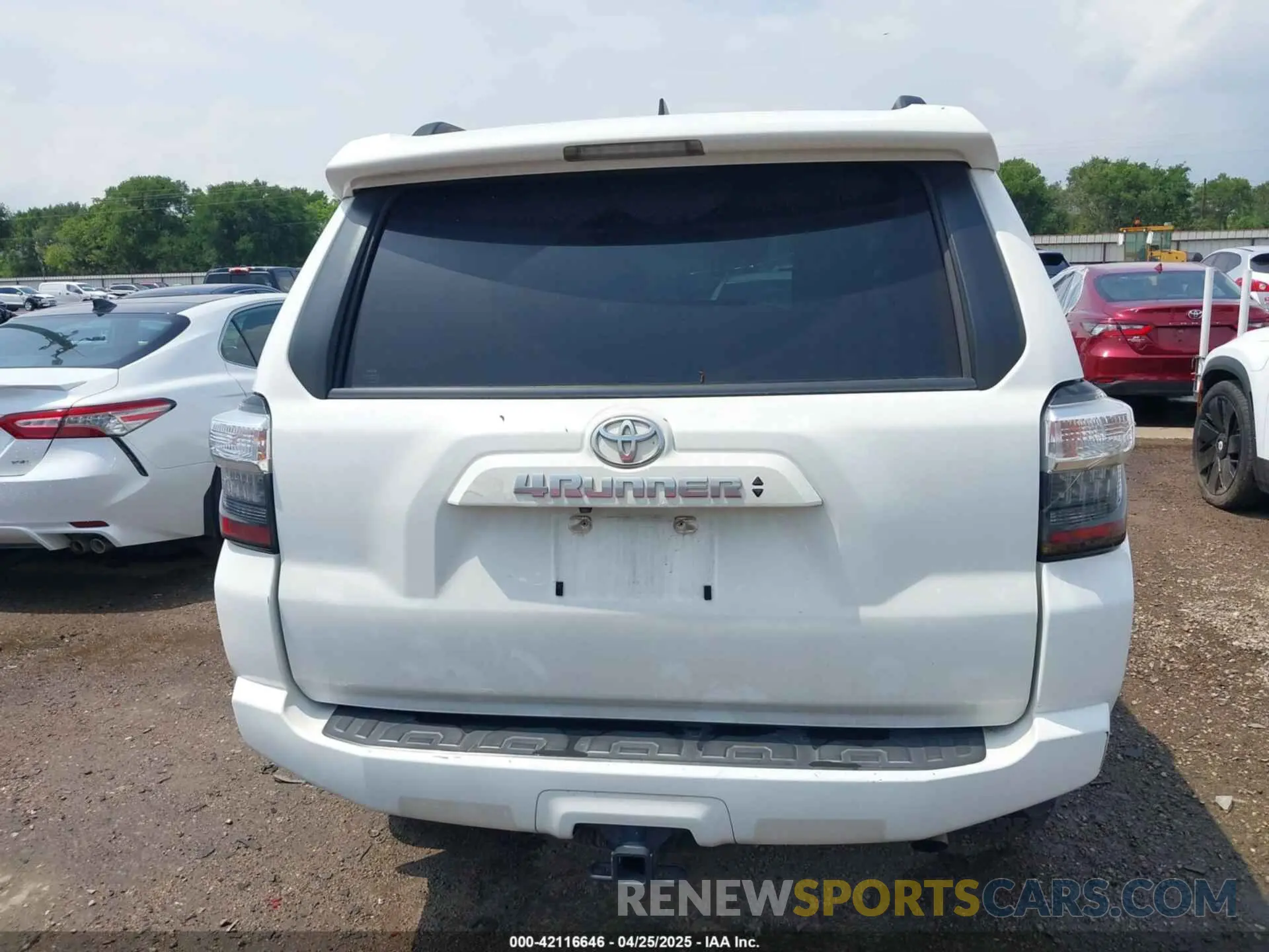 16 Photograph of a damaged car JTEBU5JR9L5738969 TOYOTA 4RUNNER 2020