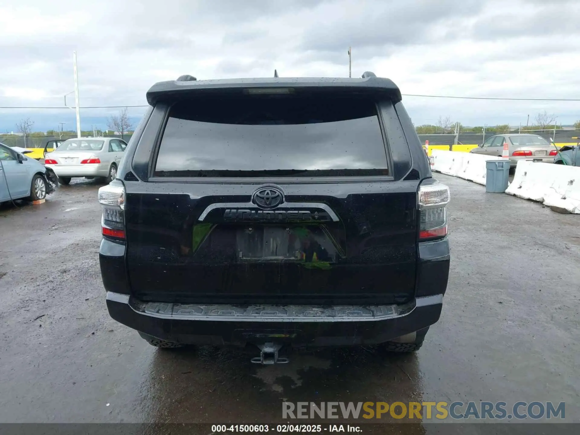 17 Photograph of a damaged car JTEBU5JR9L5745422 TOYOTA 4RUNNER 2020