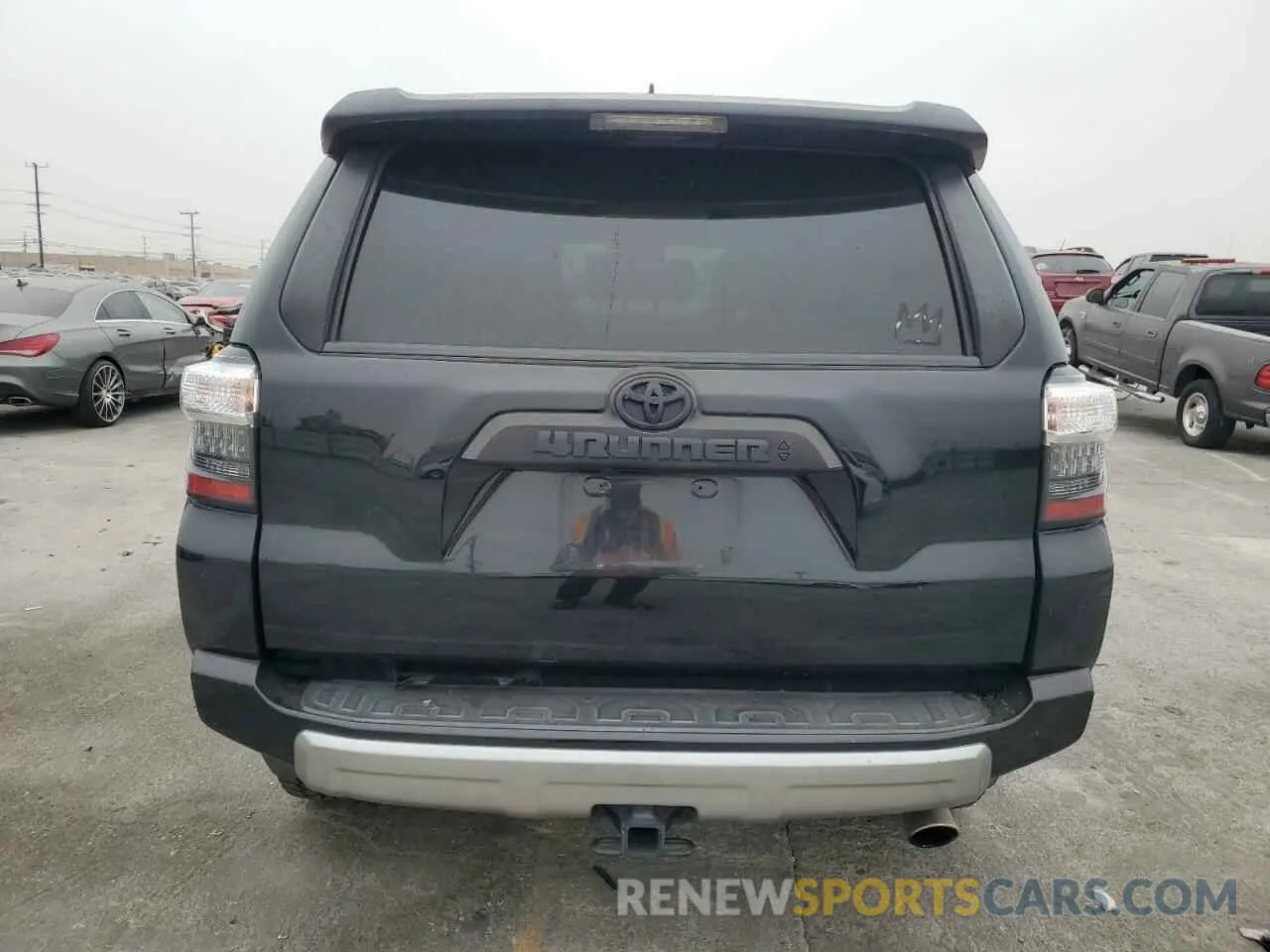 6 Photograph of a damaged car JTEBU5JR9L5763936 TOYOTA 4RUNNER 2020
