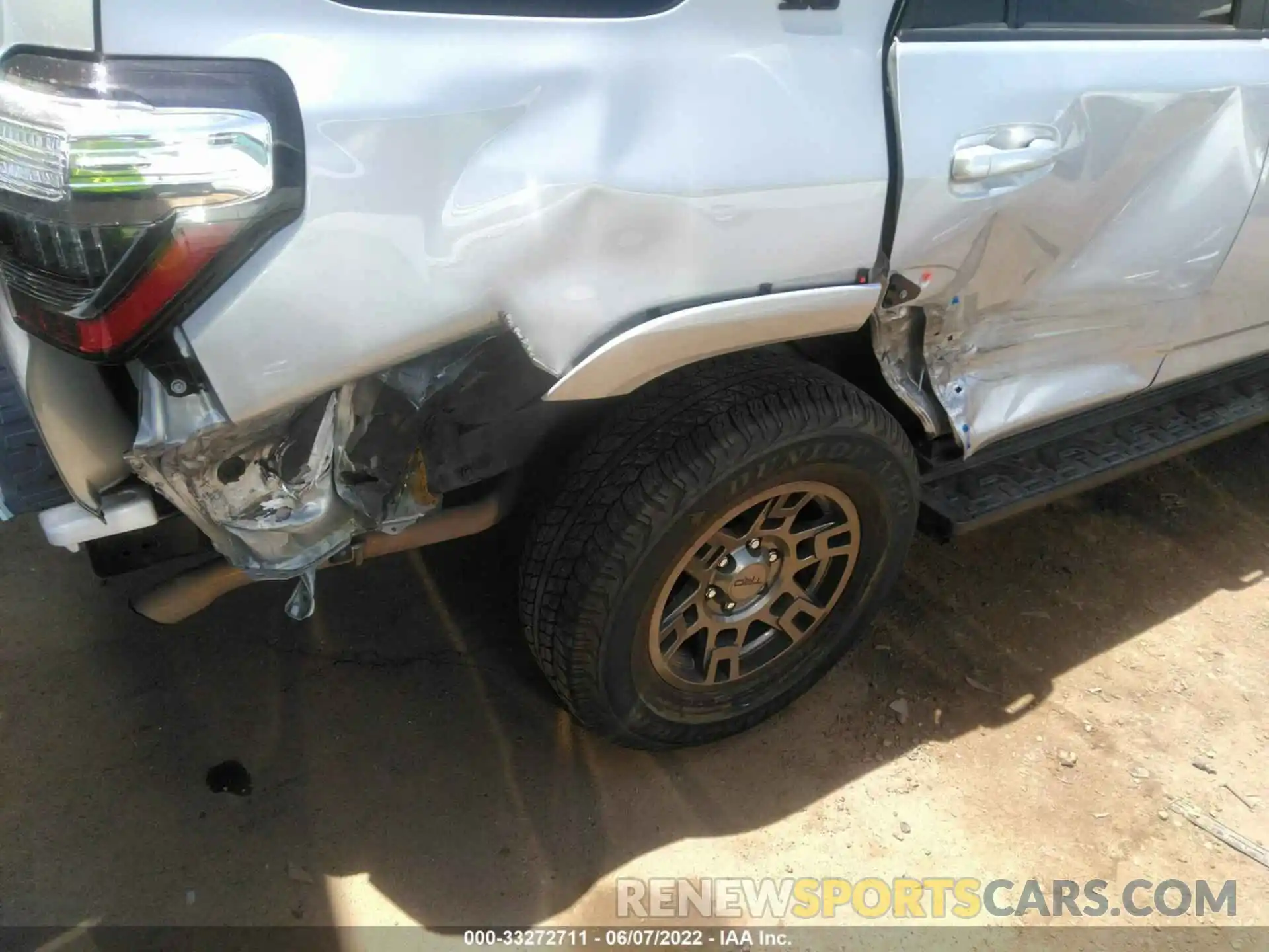 6 Photograph of a damaged car JTEBU5JR9L5825206 TOYOTA 4RUNNER 2020