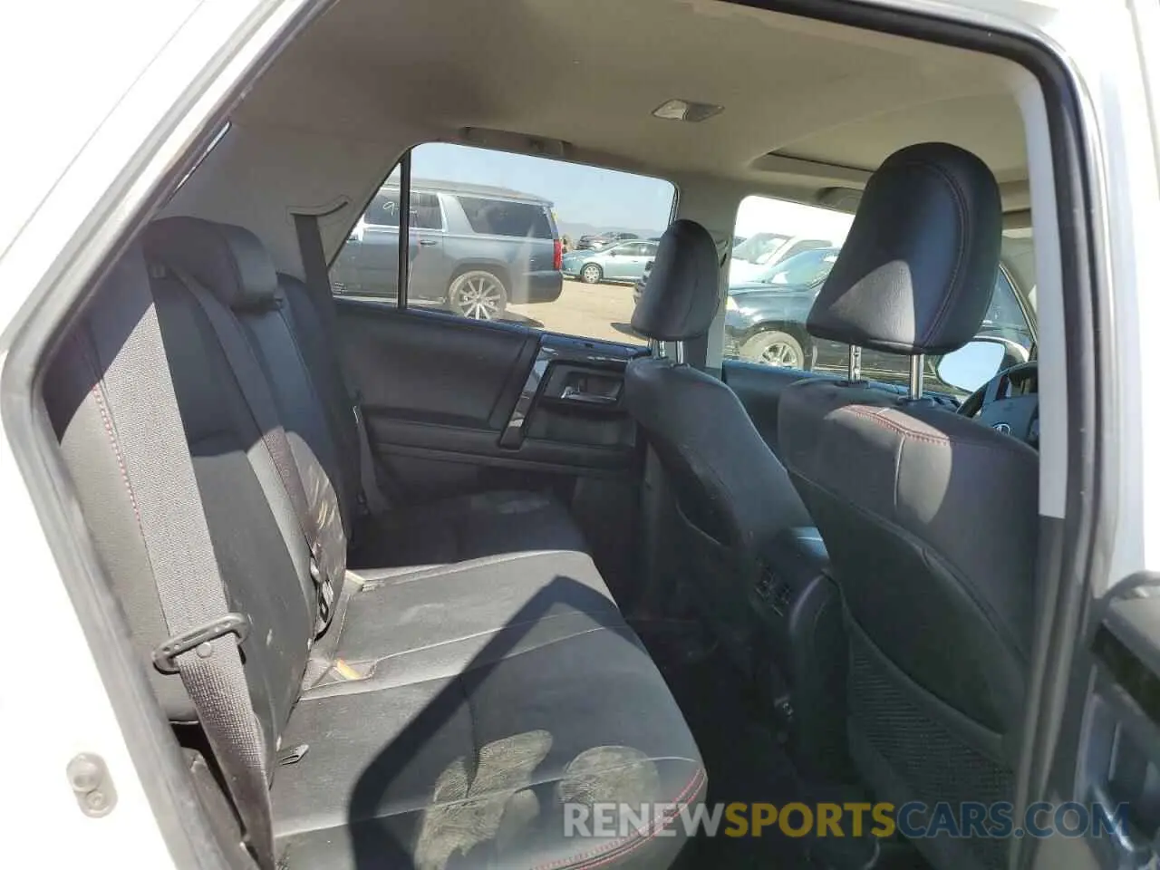 11 Photograph of a damaged car JTEBU5JRXL5737622 TOYOTA 4RUNNER 2020