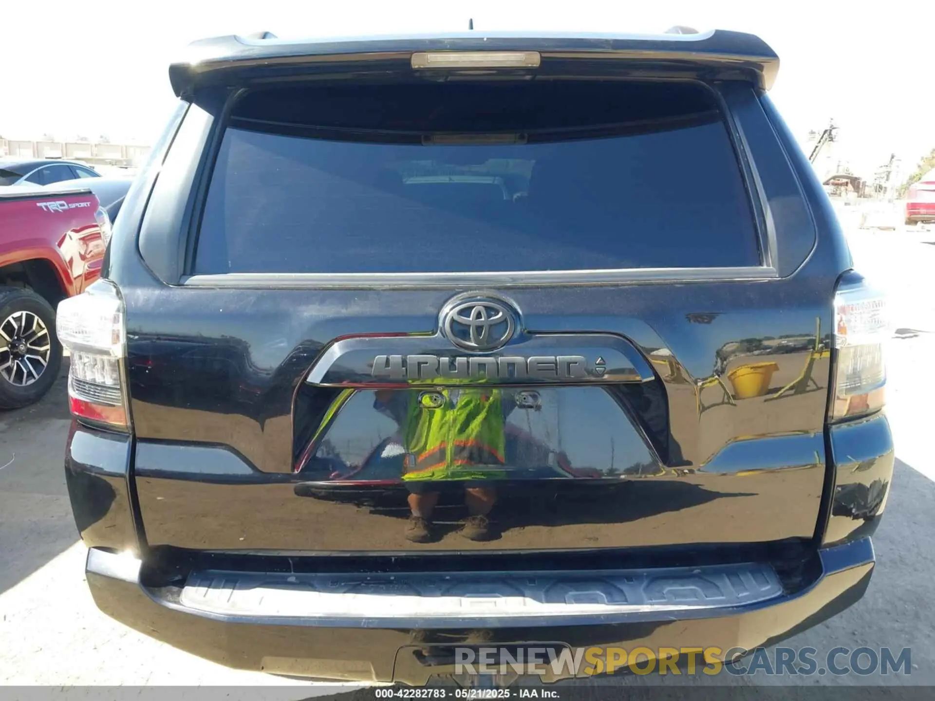 17 Photograph of a damaged car JTEBU5JRXL5749494 TOYOTA 4RUNNER 2020