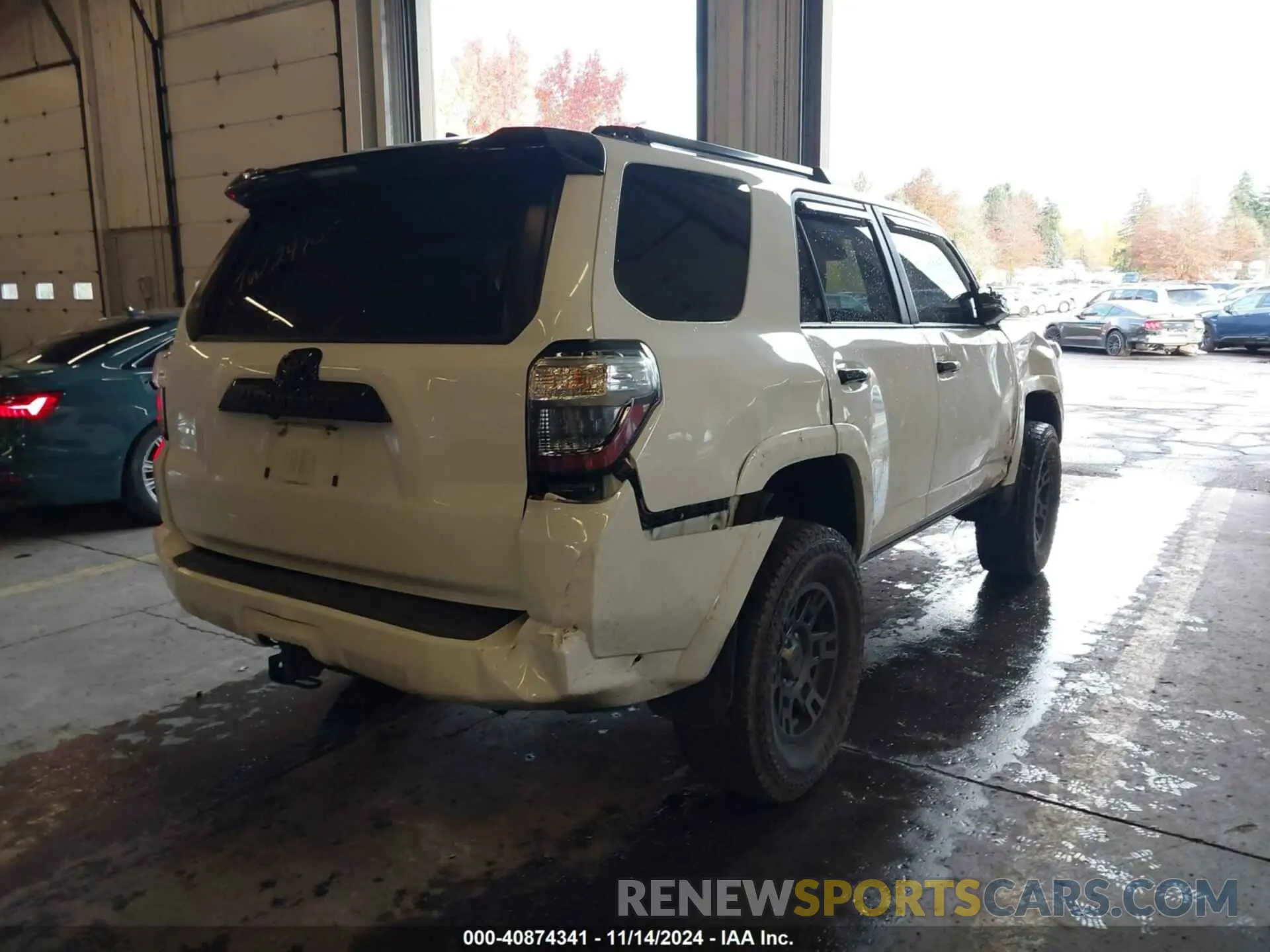 4 Photograph of a damaged car JTEBU5JRXL5761578 TOYOTA 4RUNNER 2020