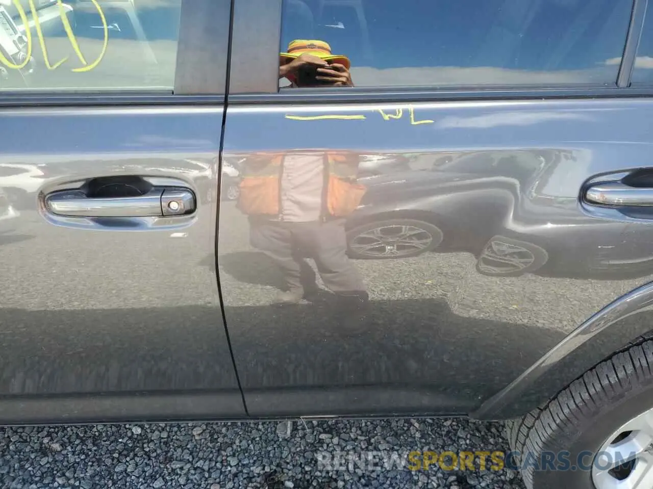 13 Photograph of a damaged car JTEBU5JRXL5781667 TOYOTA 4RUNNER 2020