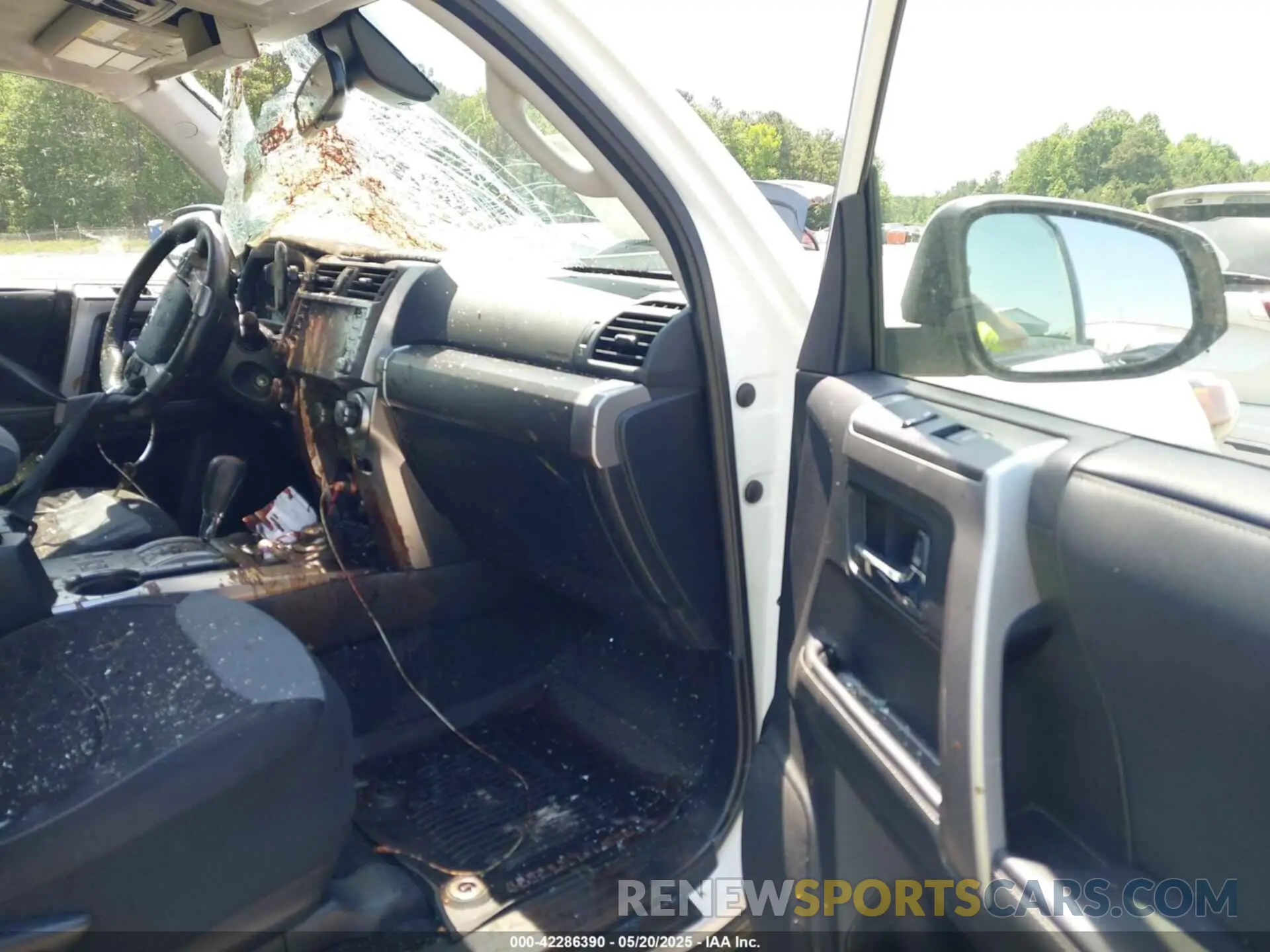 5 Photograph of a damaged car JTEBU5JRXL5790319 TOYOTA 4RUNNER 2020