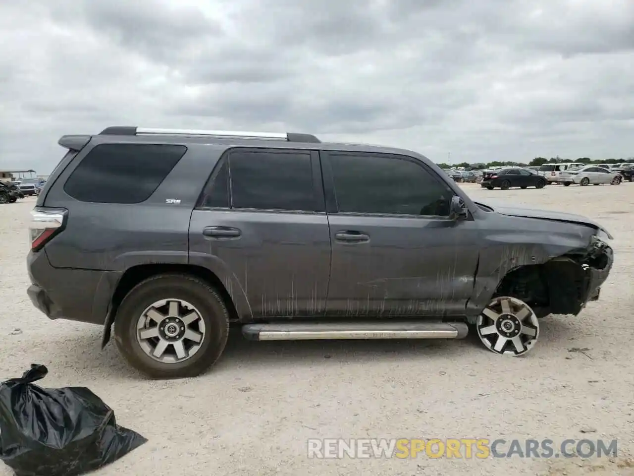 9 Photograph of a damaged car JTEBU5JRXL5815137 TOYOTA 4RUNNER 2020