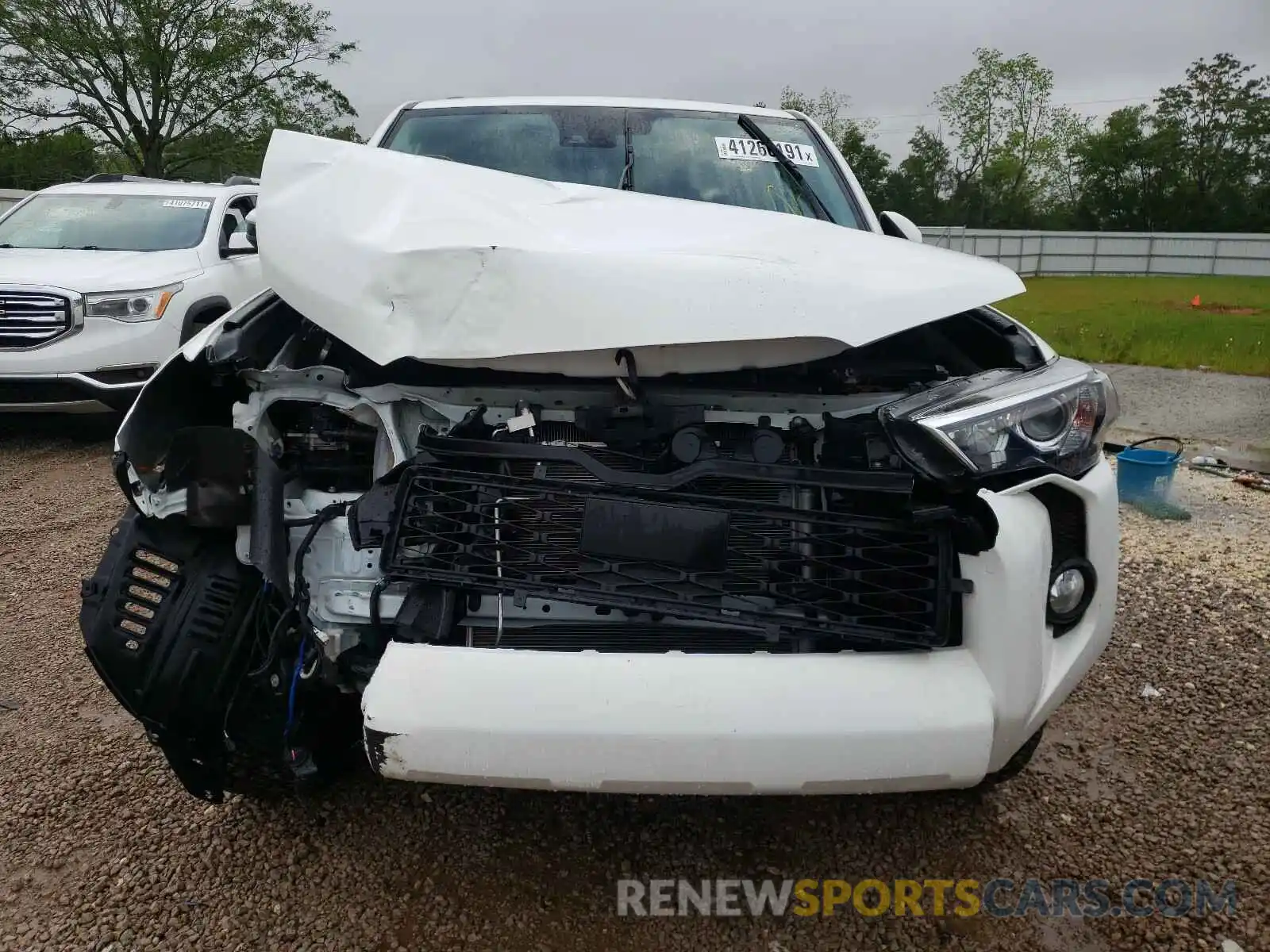 9 Photograph of a damaged car JTEZU5JR0L5227942 TOYOTA 4RUNNER 2020