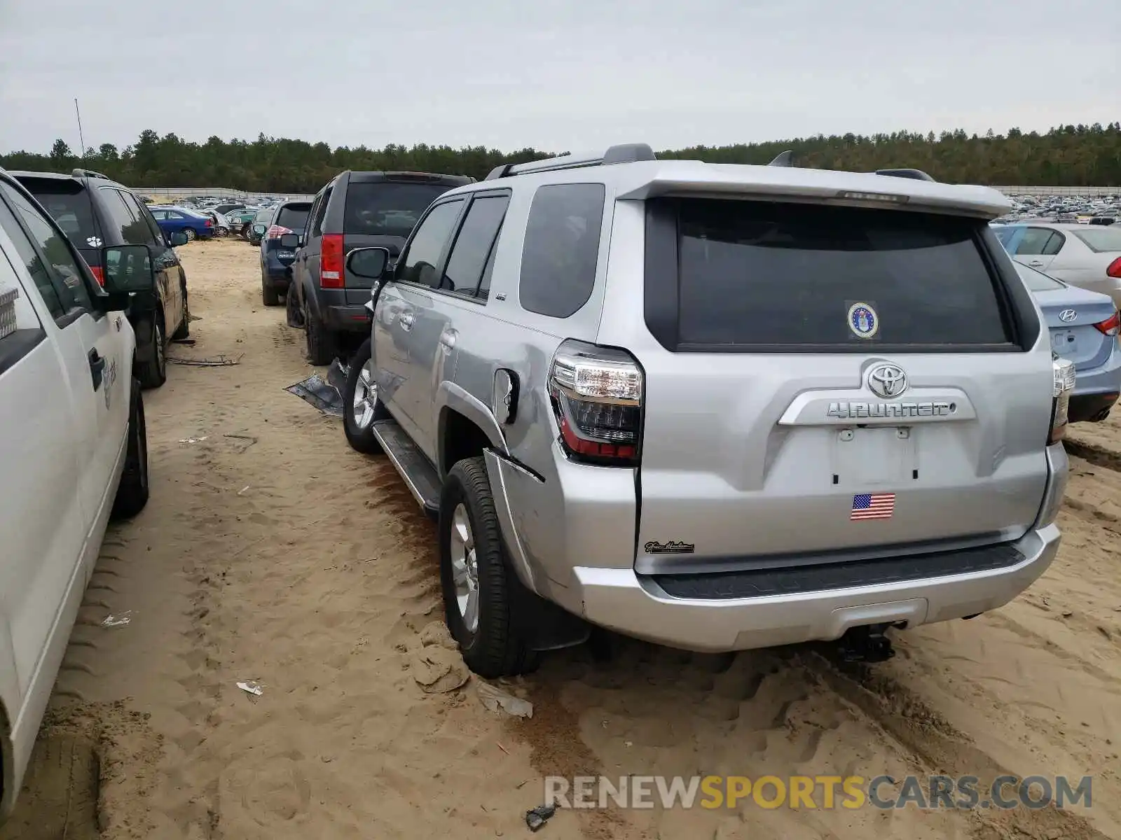 3 Photograph of a damaged car JTEZU5JR2L5213671 TOYOTA 4RUNNER 2020