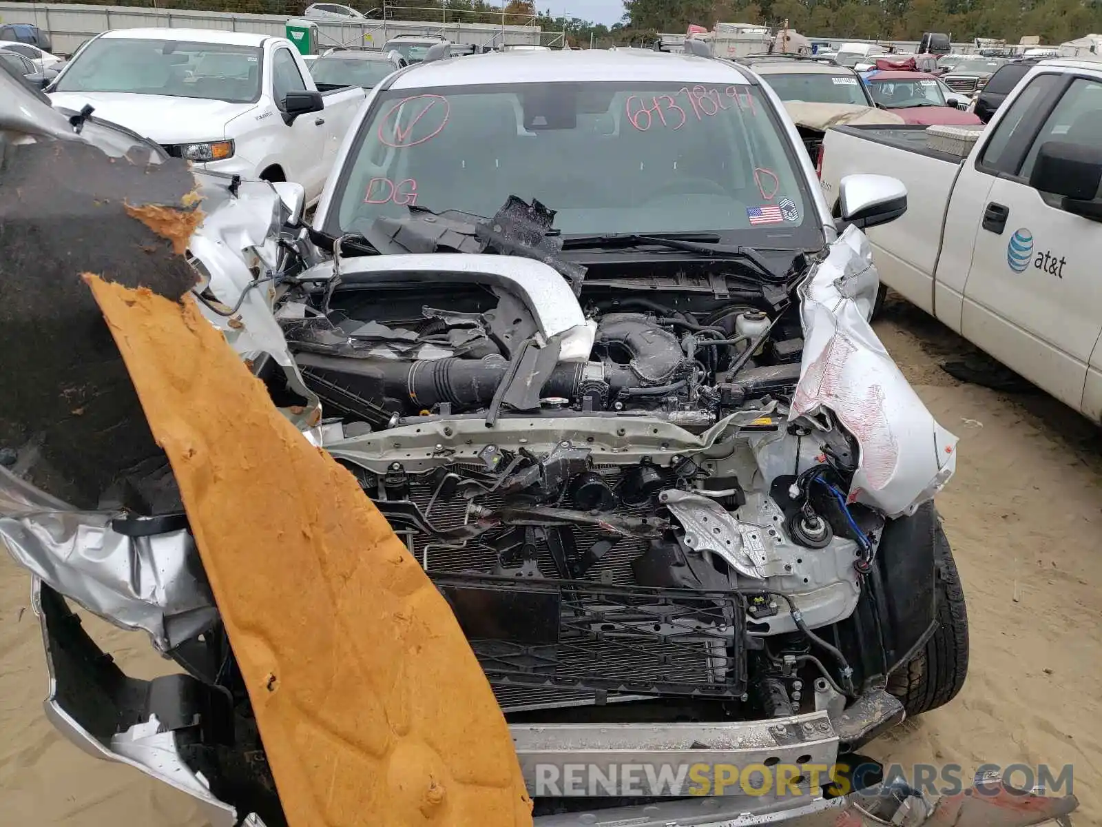 9 Photograph of a damaged car JTEZU5JR2L5213671 TOYOTA 4RUNNER 2020