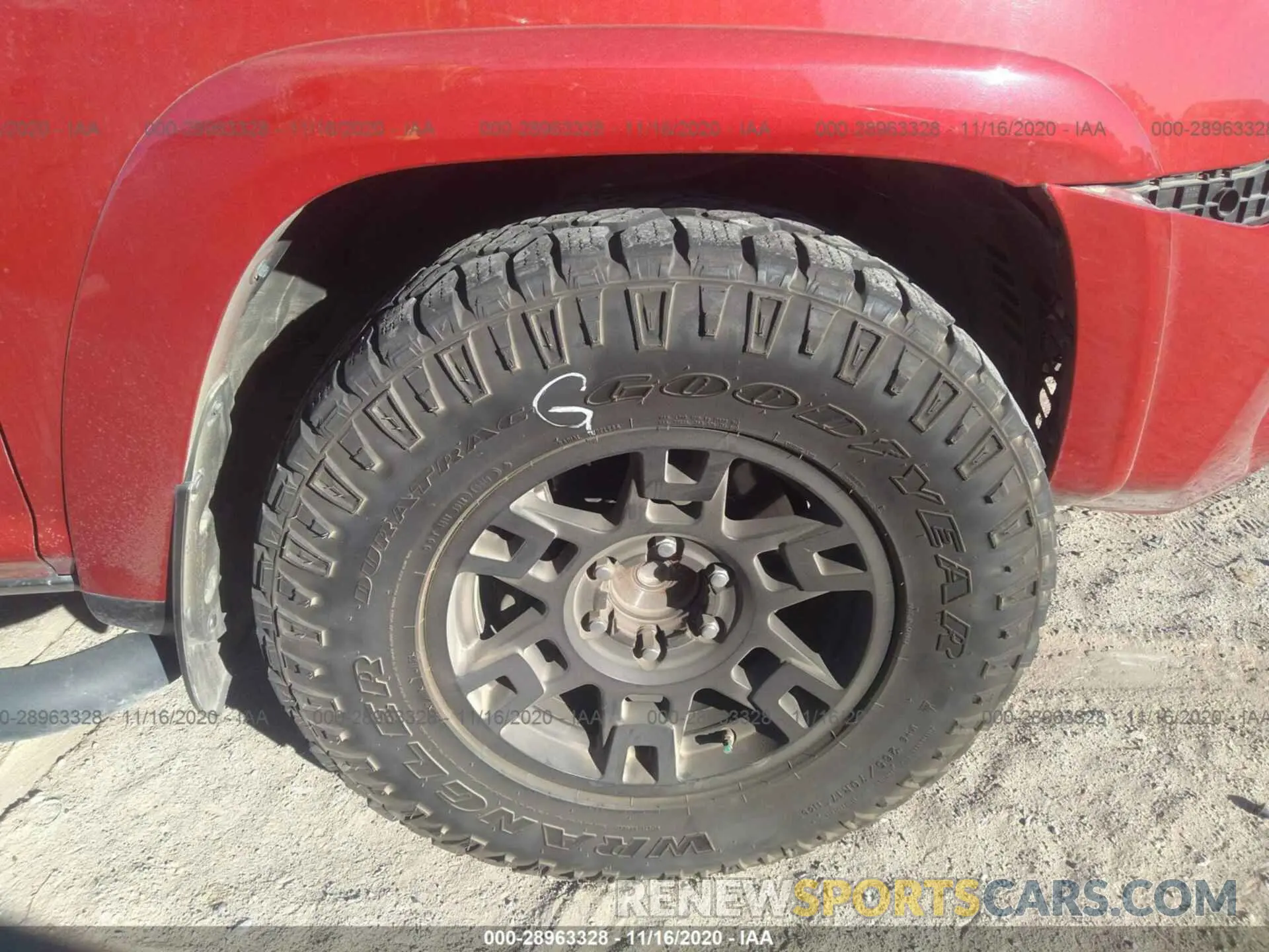 12 Photograph of a damaged car JTEZU5JR2L5215033 TOYOTA 4RUNNER 2020