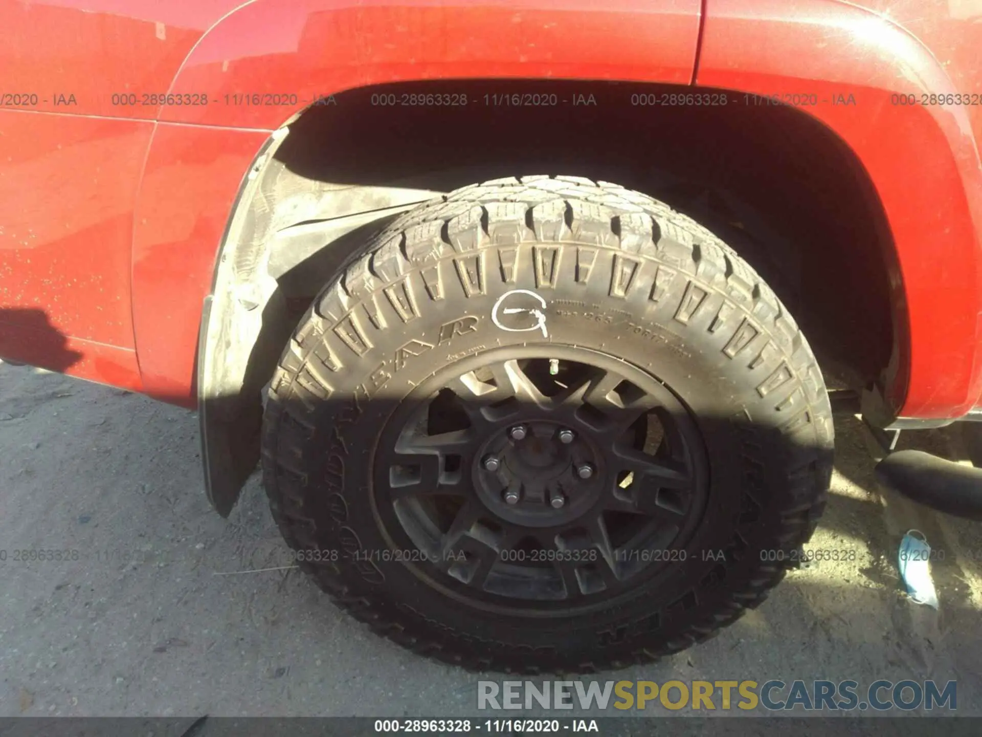 13 Photograph of a damaged car JTEZU5JR2L5215033 TOYOTA 4RUNNER 2020