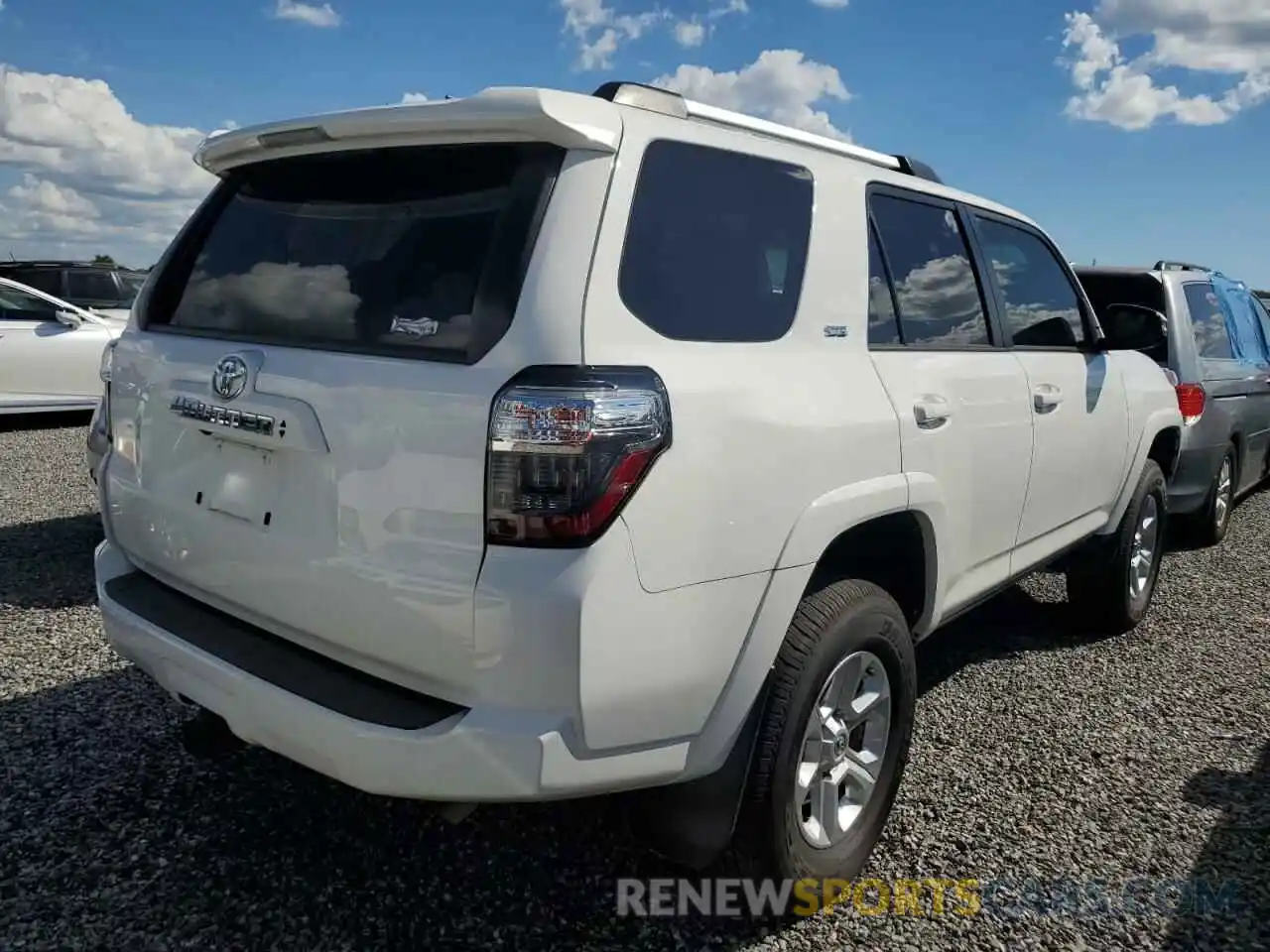 4 Photograph of a damaged car JTEZU5JR2L5219132 TOYOTA 4RUNNER 2020