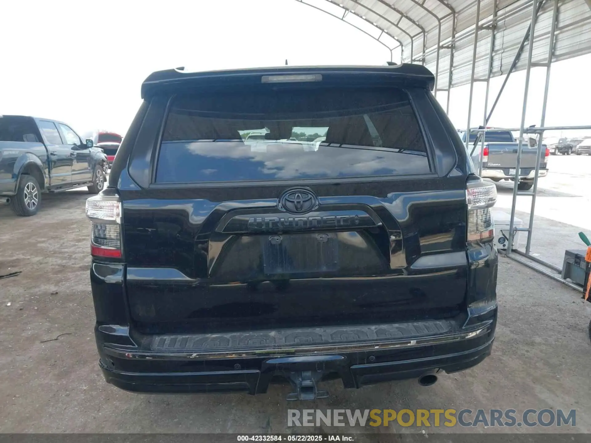 17 Photograph of a damaged car JTEZU5JR2L5221124 TOYOTA 4RUNNER 2020