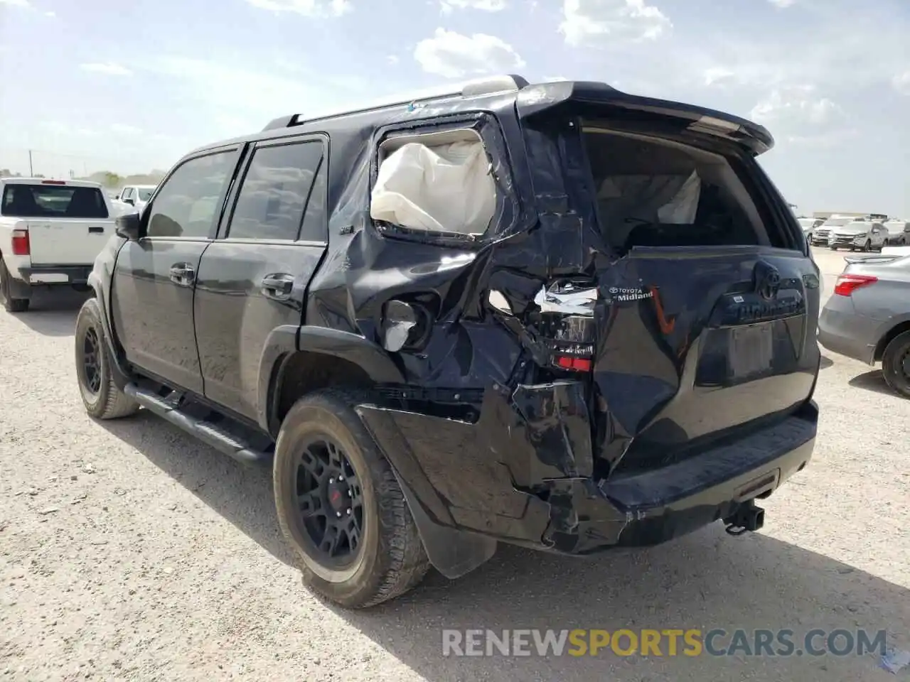 3 Photograph of a damaged car JTEZU5JR2L5226663 TOYOTA 4RUNNER 2020