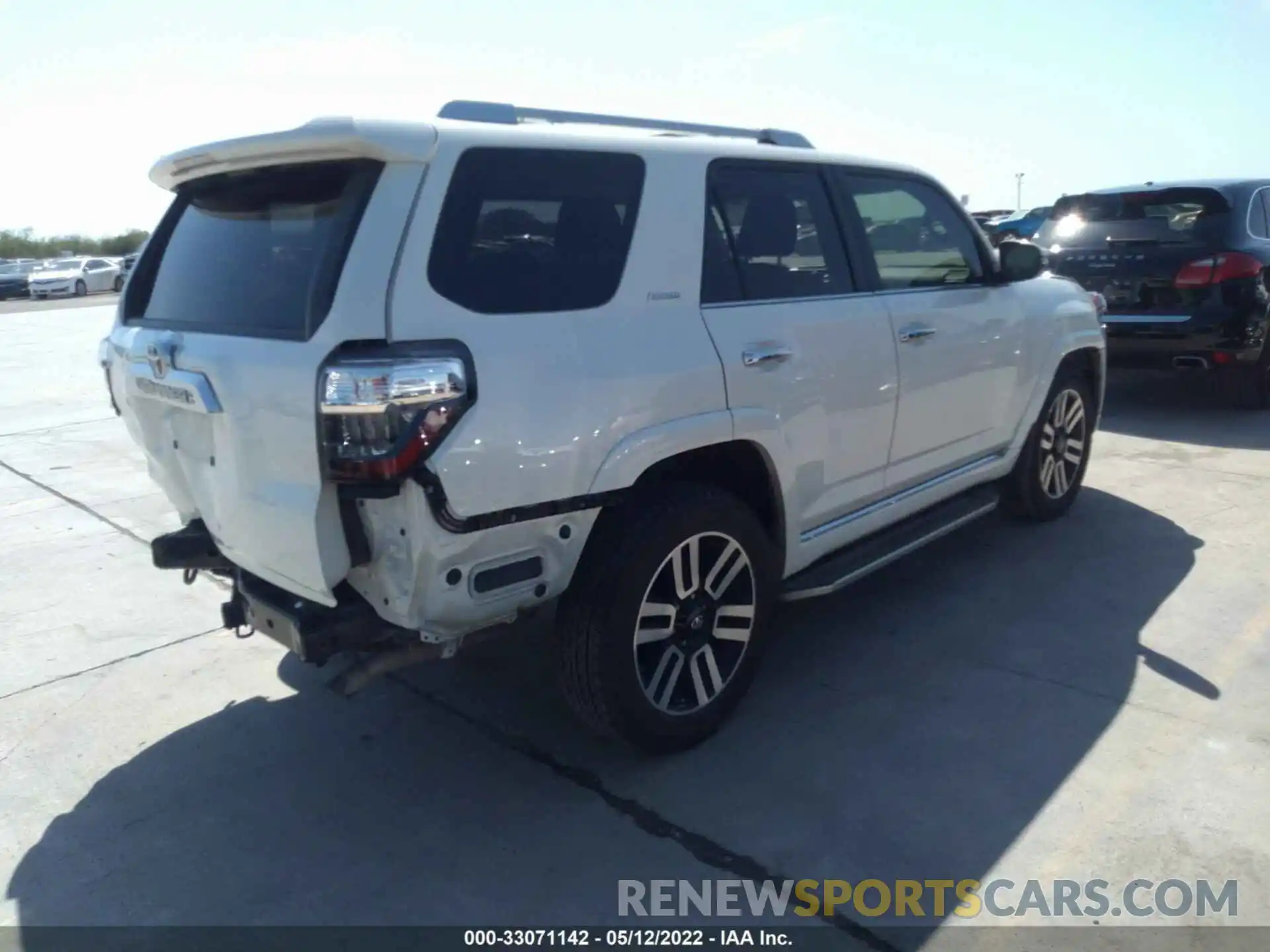 4 Photograph of a damaged car JTEZU5JR3L5223416 TOYOTA 4RUNNER 2020