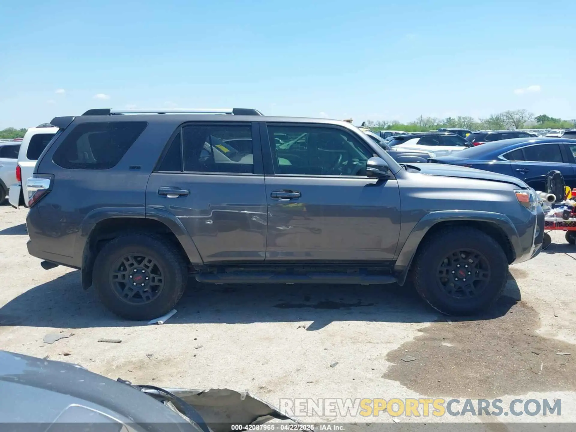 13 Photograph of a damaged car JTEZU5JR4L5226079 TOYOTA 4RUNNER 2020
