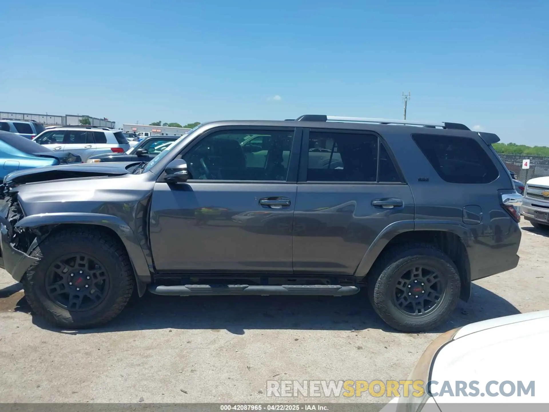 14 Photograph of a damaged car JTEZU5JR4L5226079 TOYOTA 4RUNNER 2020