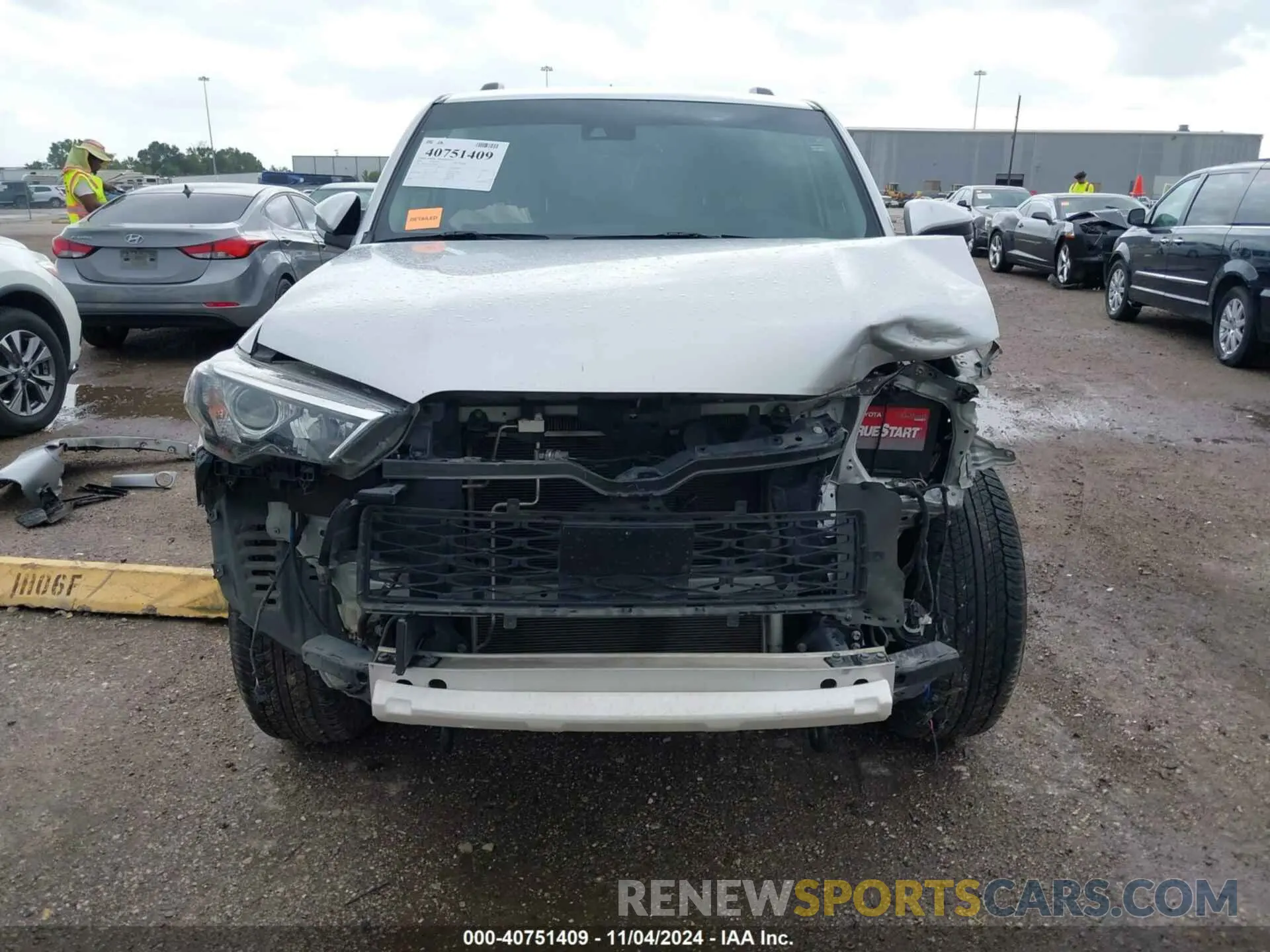 18 Photograph of a damaged car JTEZU5JR4L5227491 TOYOTA 4RUNNER 2020