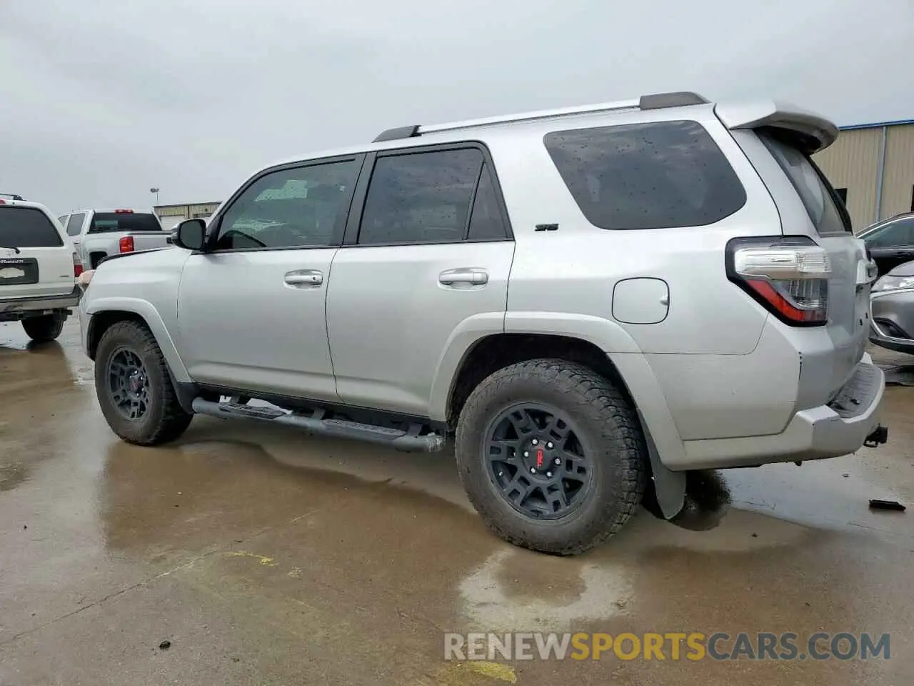2 Photograph of a damaged car JTEZU5JR5L5214264 TOYOTA 4RUNNER 2020
