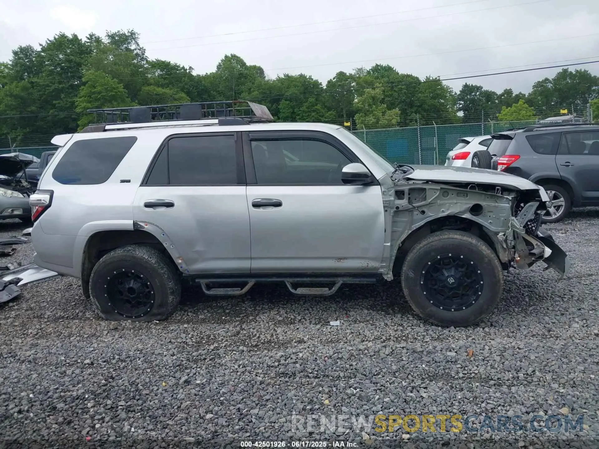14 Photograph of a damaged car JTEZU5JR5L5214622 TOYOTA 4RUNNER 2020