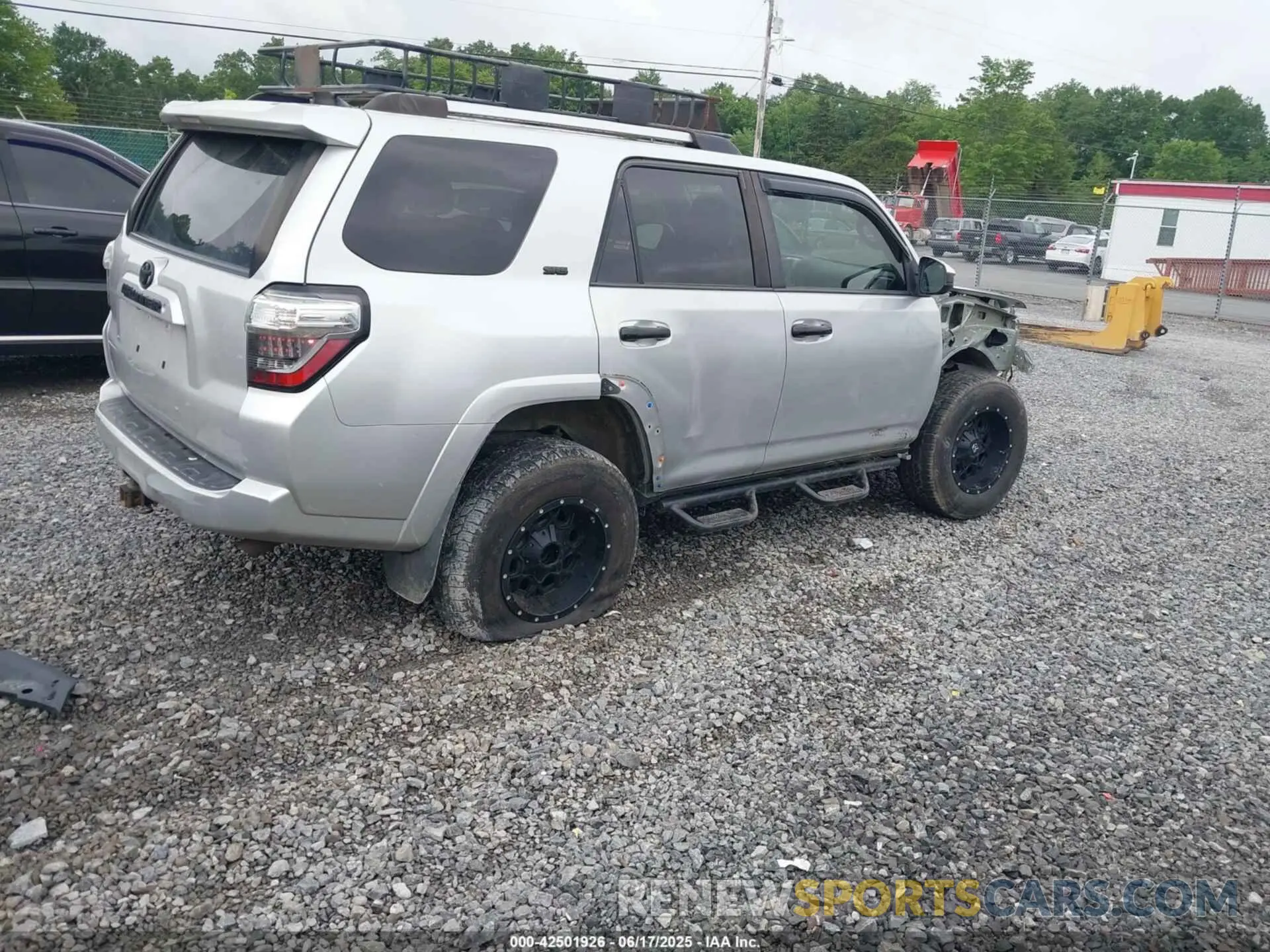 4 Photograph of a damaged car JTEZU5JR5L5214622 TOYOTA 4RUNNER 2020