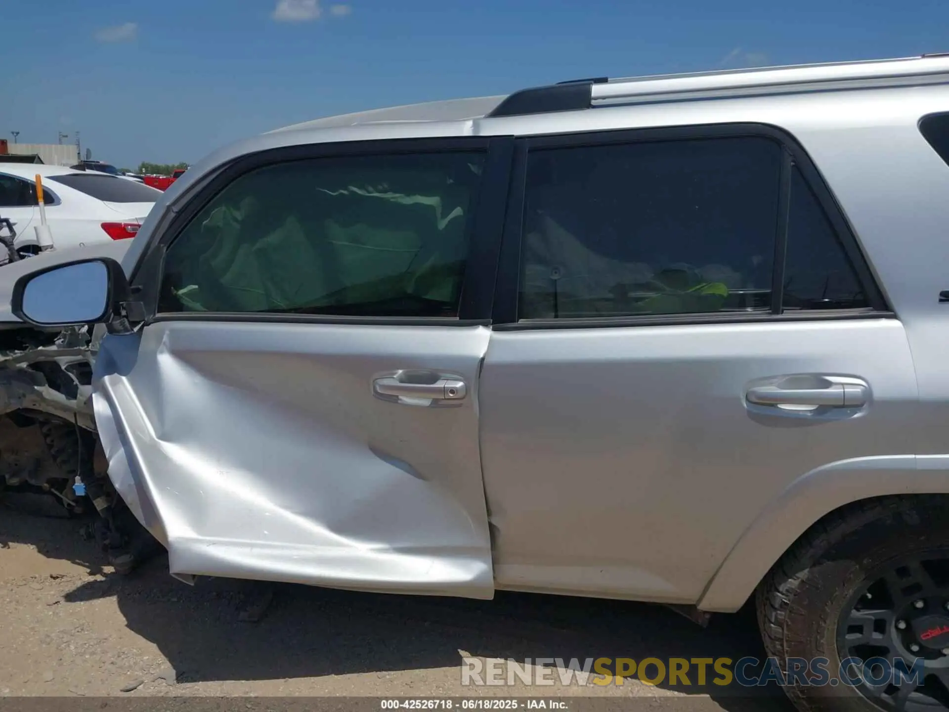 14 Photograph of a damaged car JTEZU5JR6L5224902 TOYOTA 4RUNNER 2020