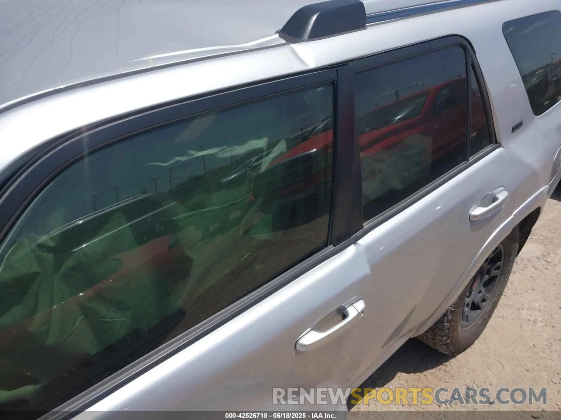 17 Photograph of a damaged car JTEZU5JR6L5224902 TOYOTA 4RUNNER 2020