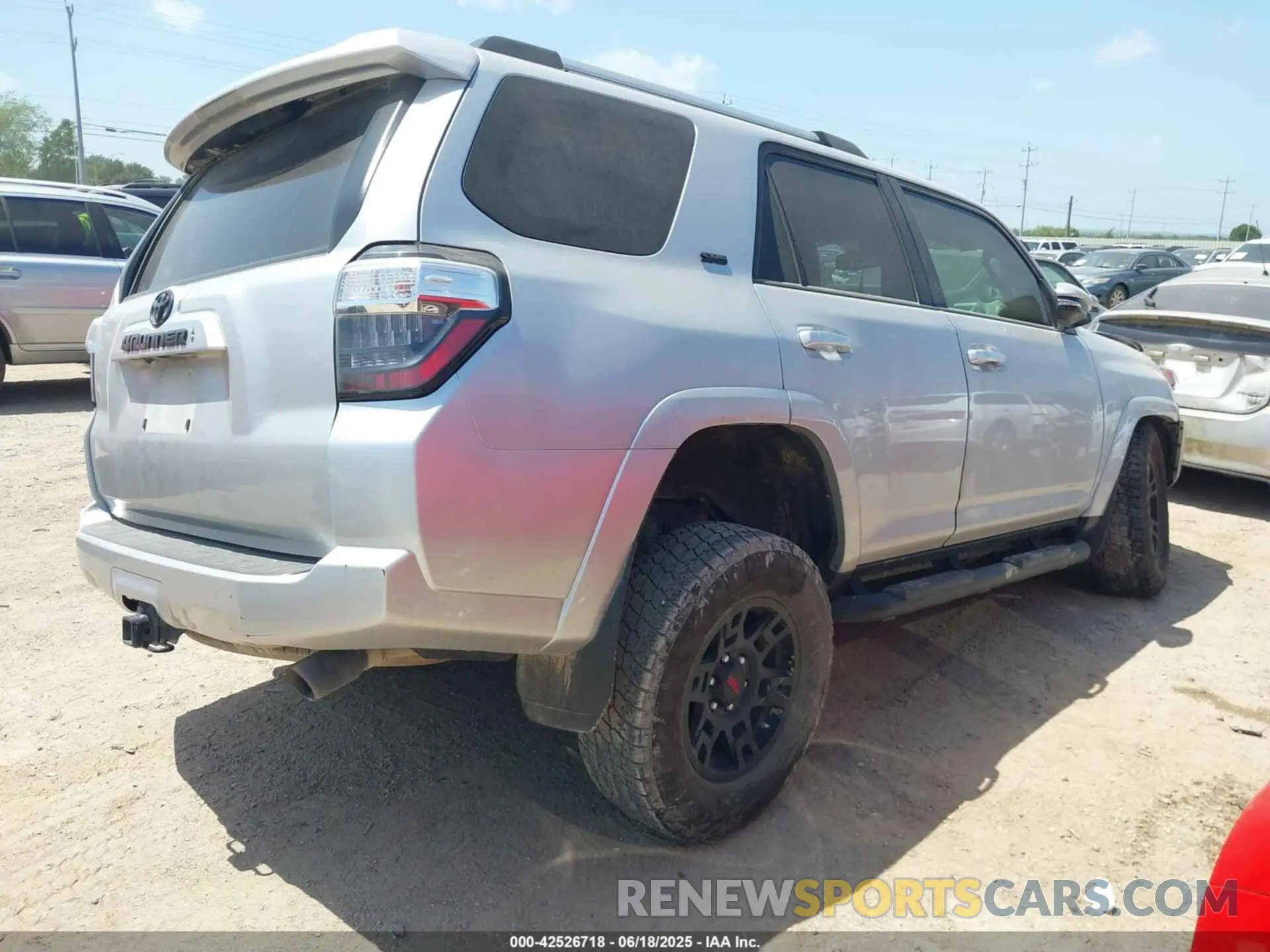 4 Photograph of a damaged car JTEZU5JR6L5224902 TOYOTA 4RUNNER 2020